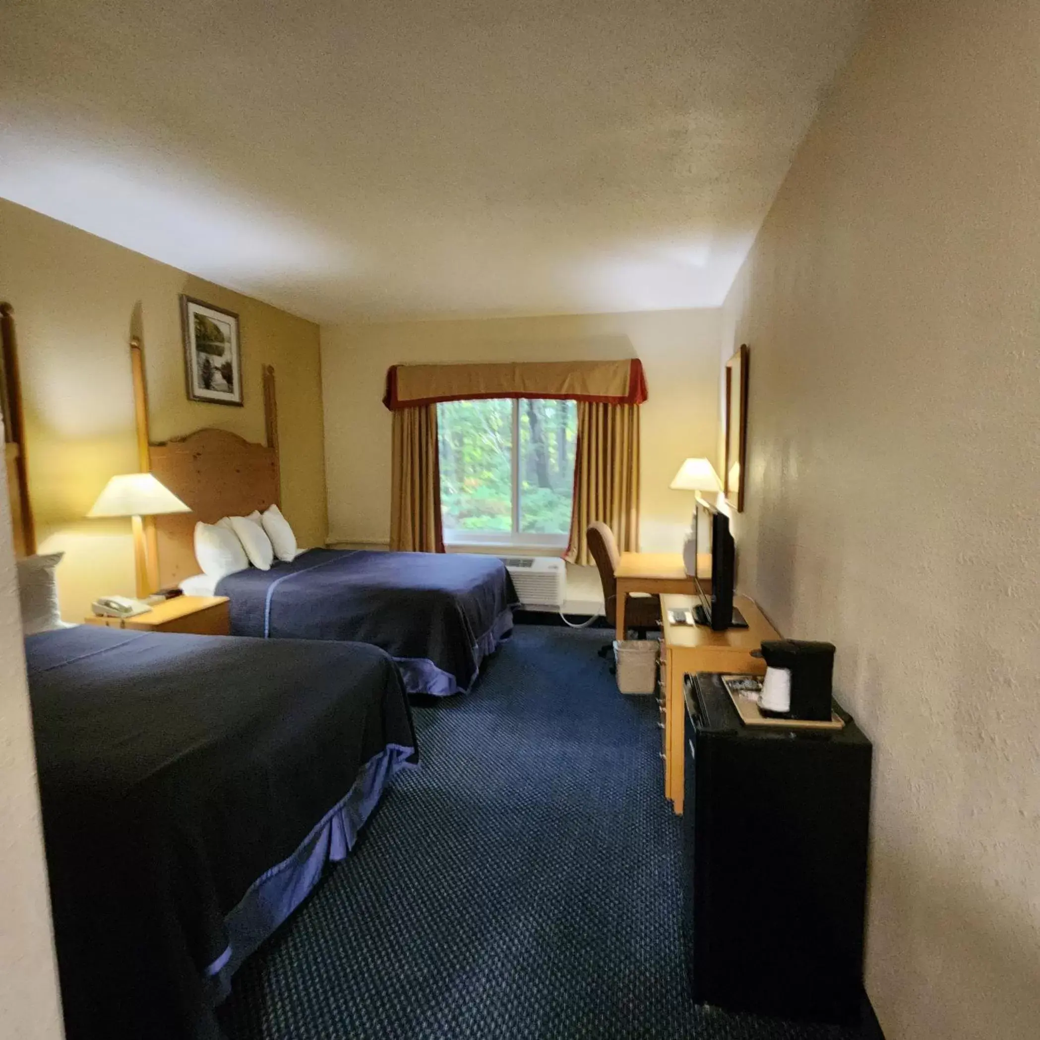 Bed in Katahdin Inn & Suites