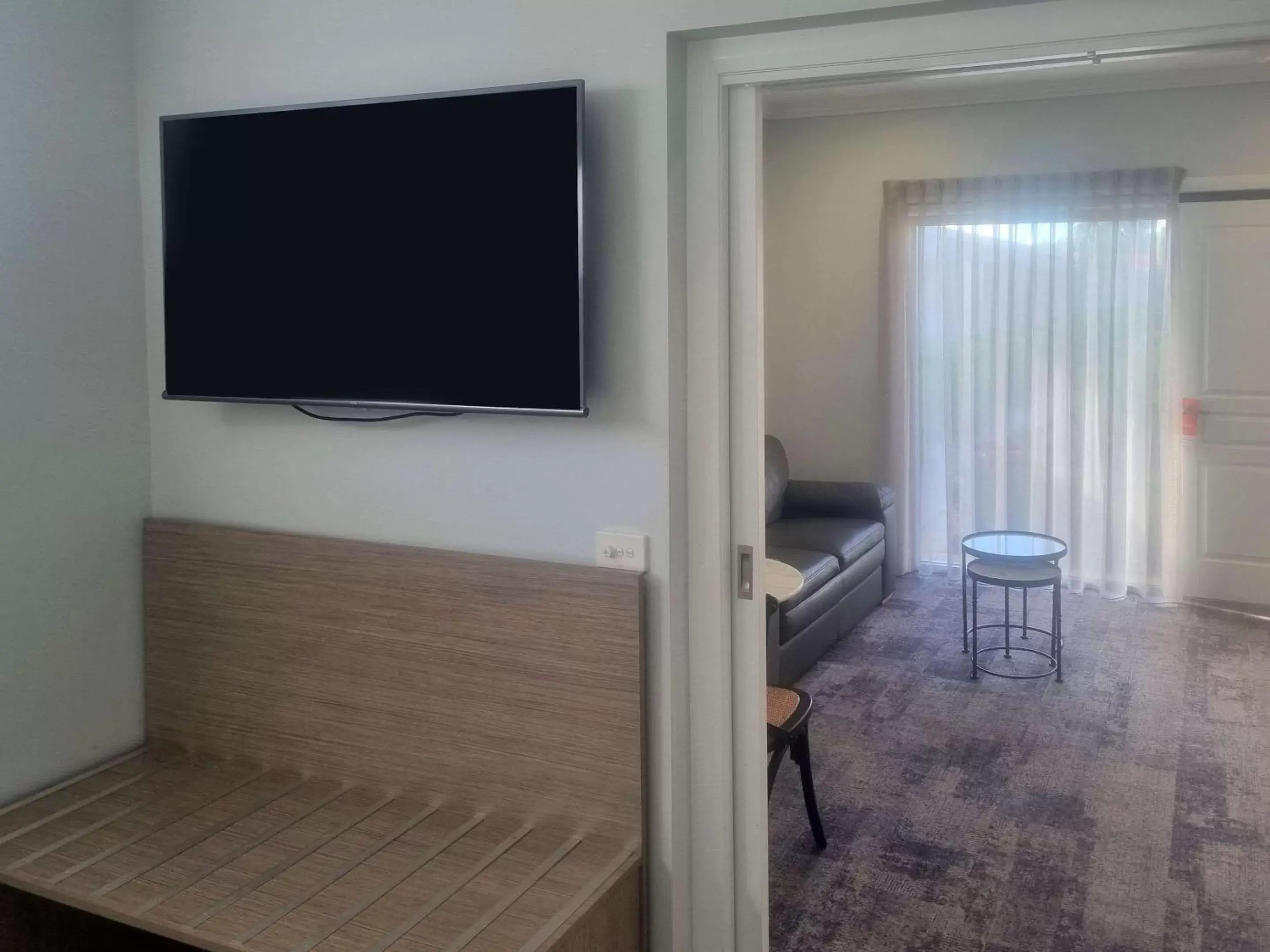 Bedroom, TV/Entertainment Center in Comfort Inn Deakin Palms