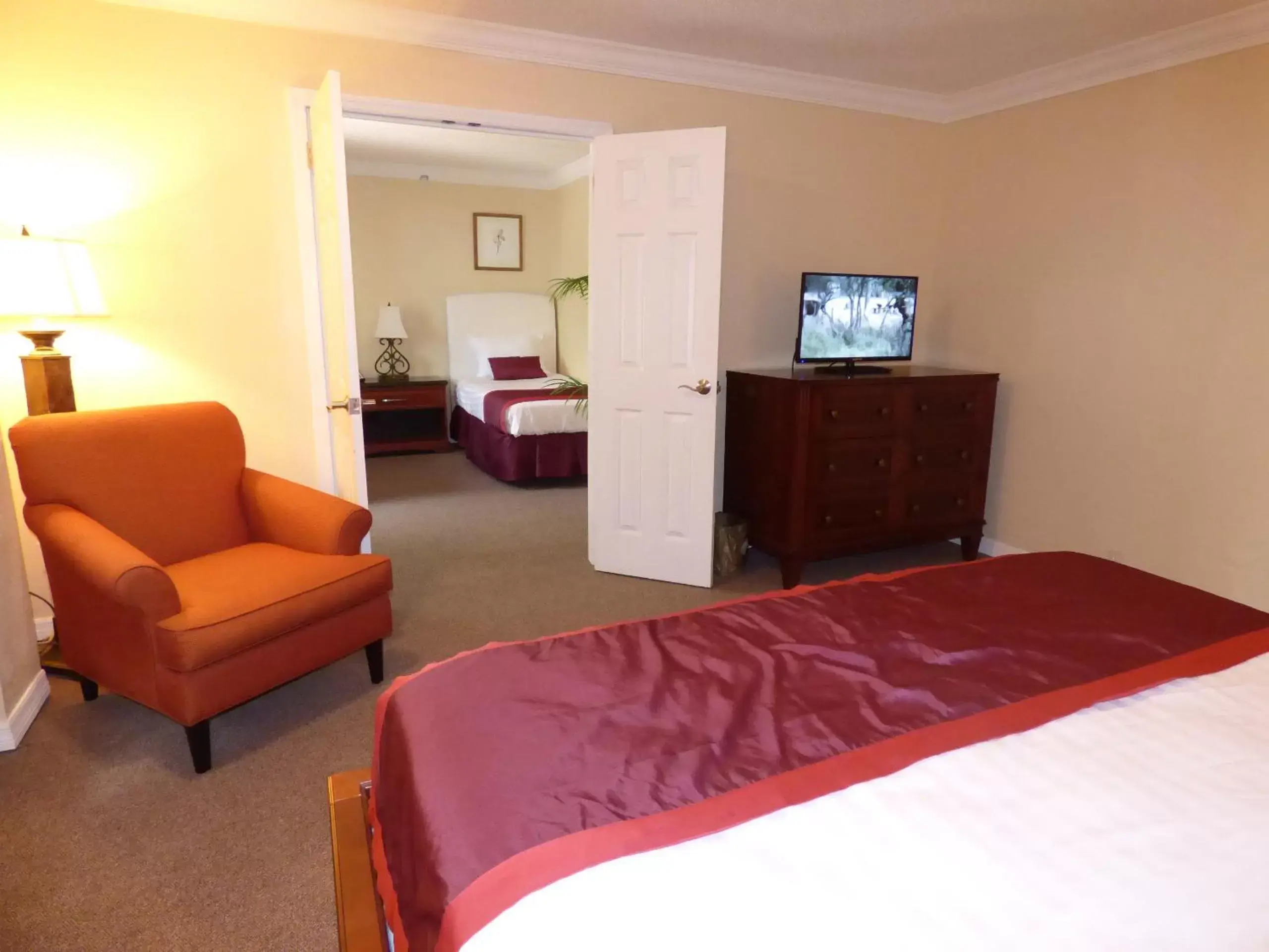 Bed, TV/Entertainment Center in Days Inn & Suites by Wyndham Lake Okeechobee