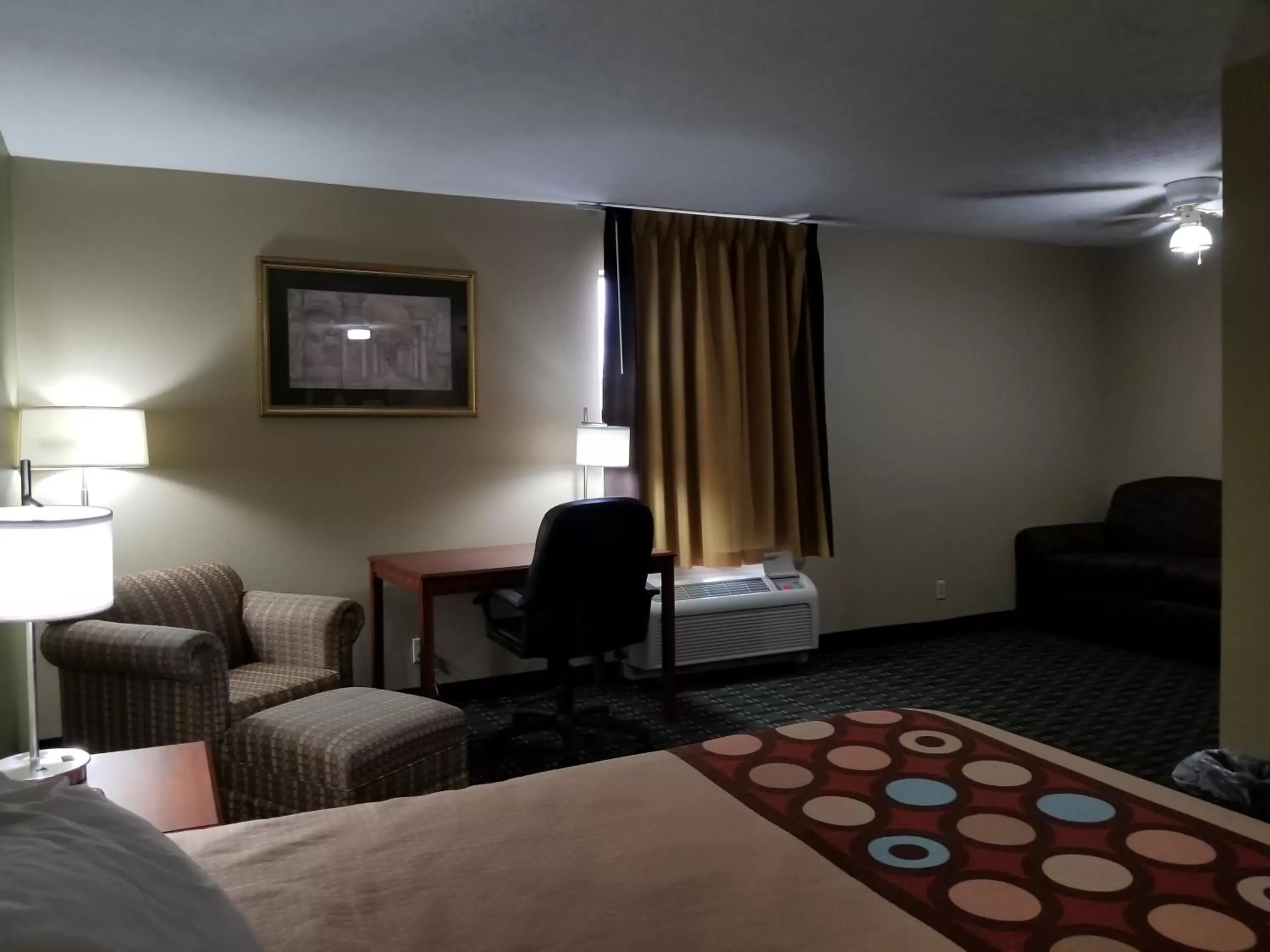 Seating Area in Super 8 by Wyndham Bellefontaine