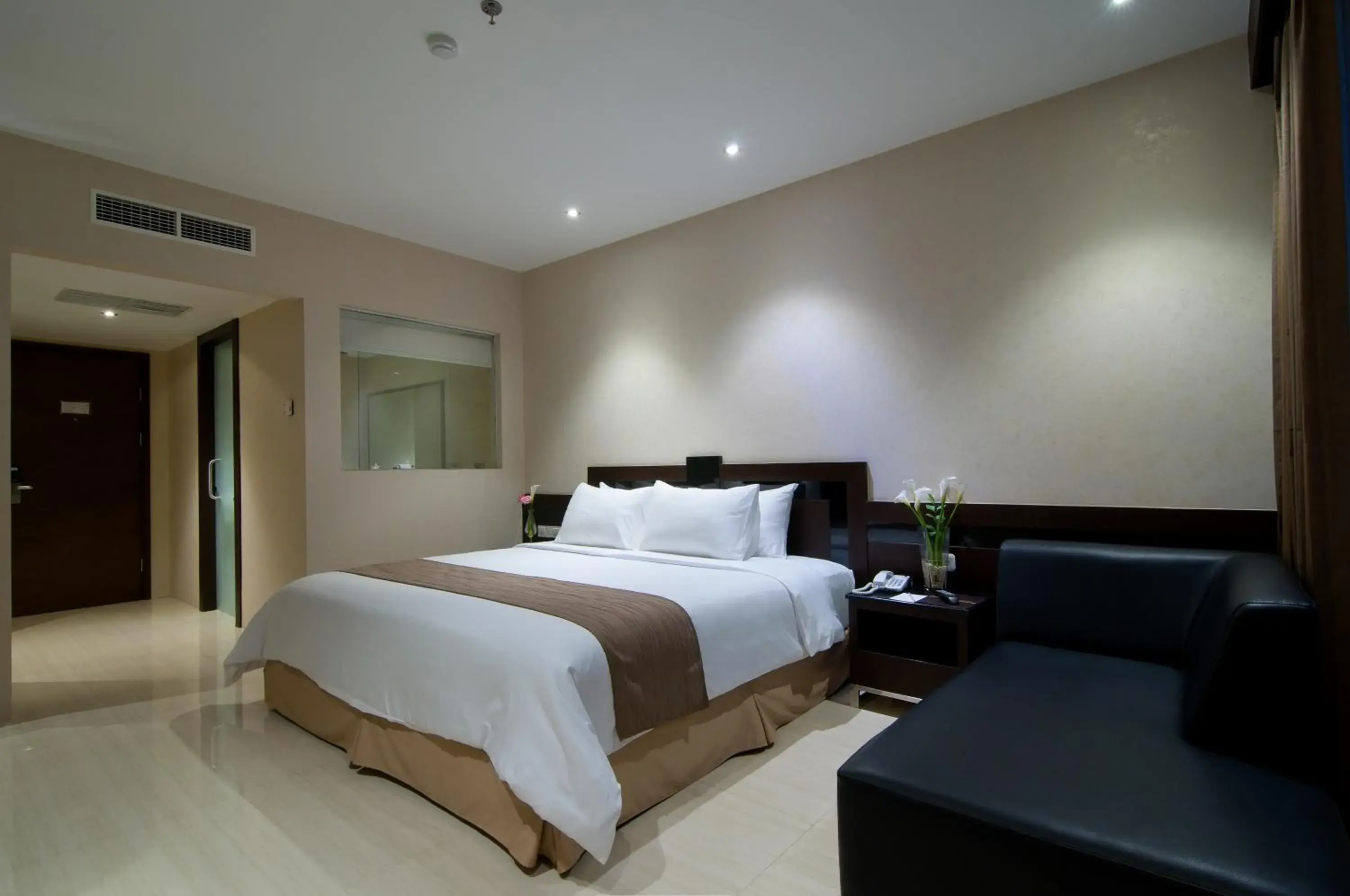 Toilet, Bed in Aria Gajayana Hotel
