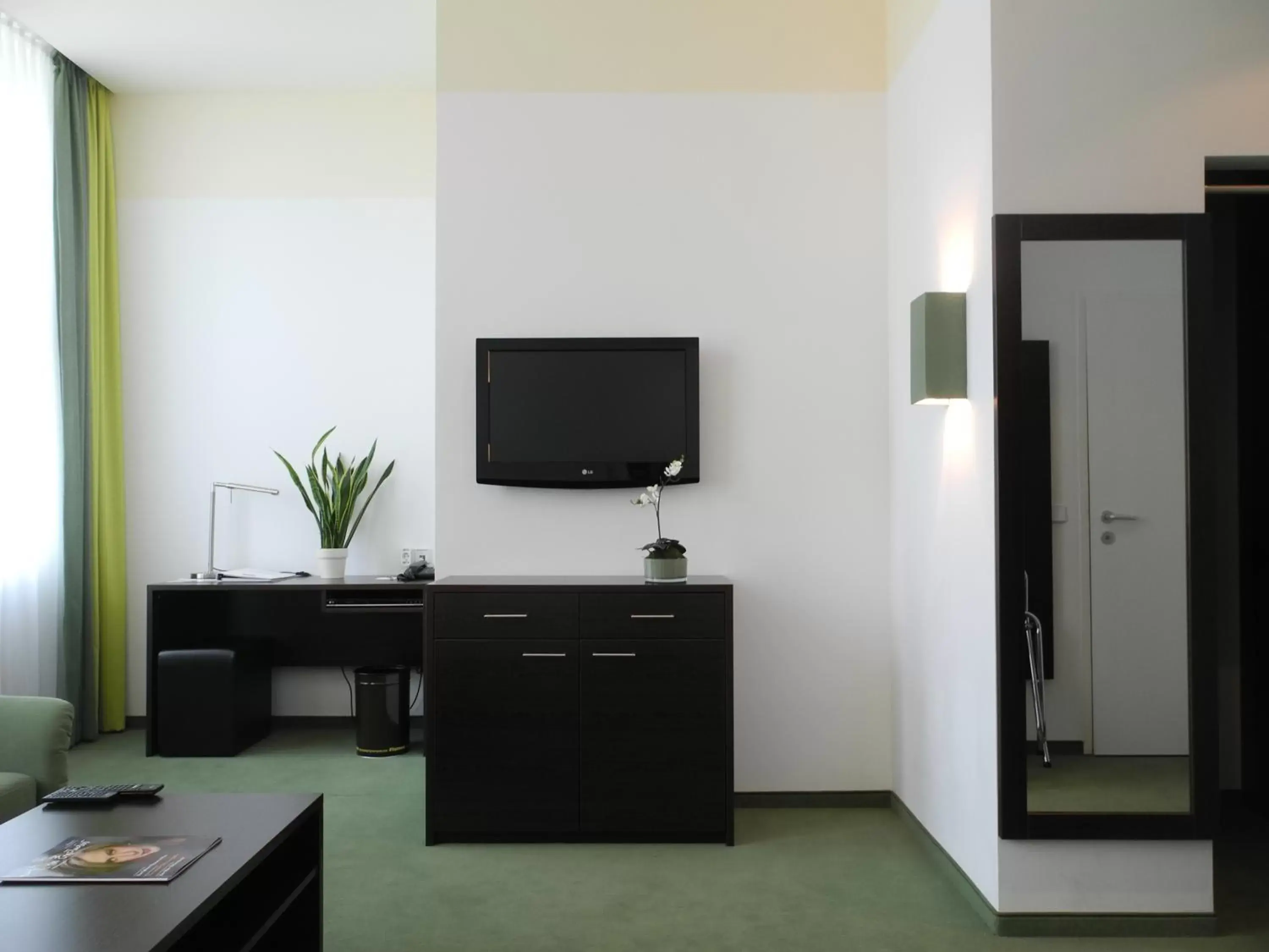 TV and multimedia, TV/Entertainment Center in Rainers Hotel Vienna