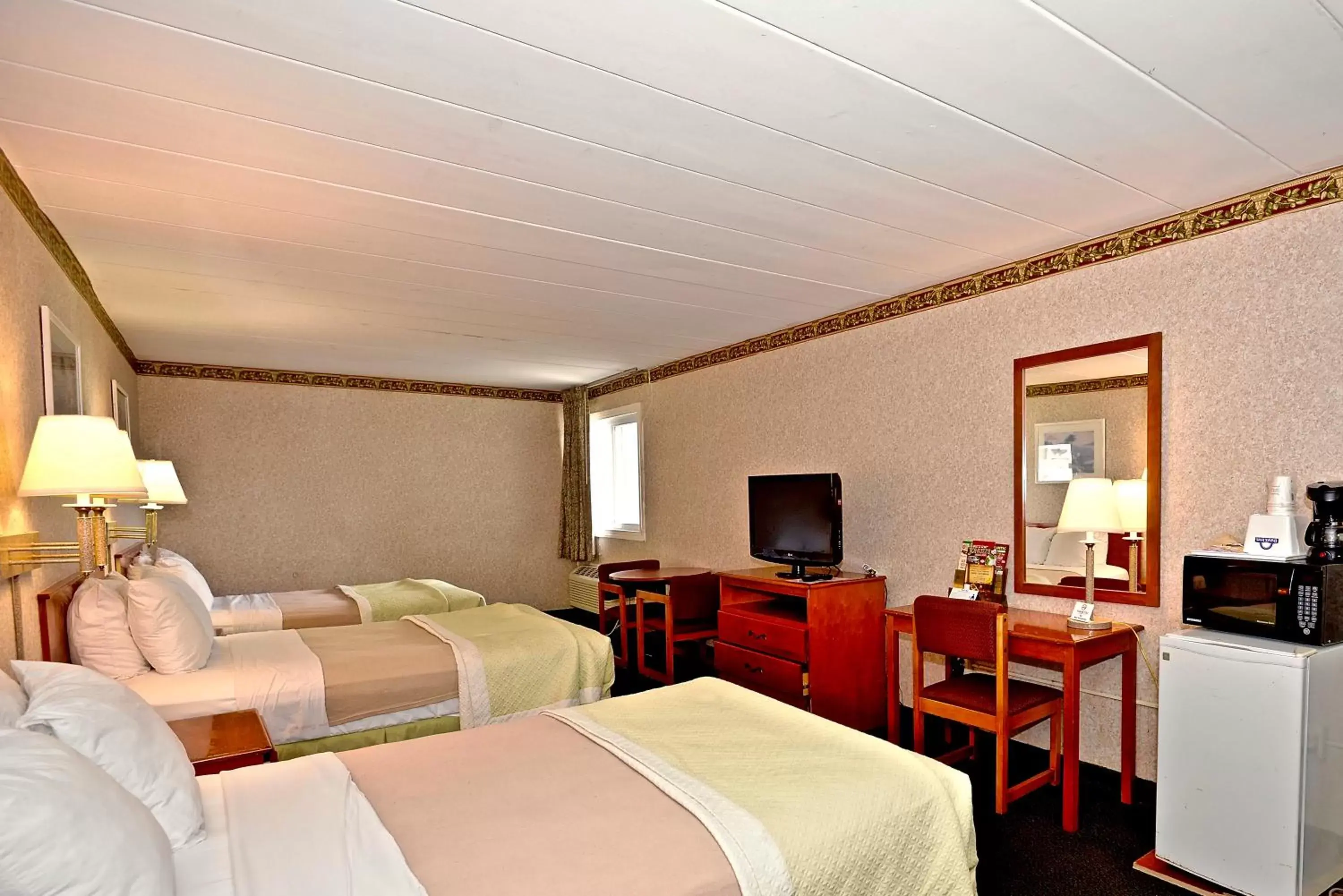 Photo of the whole room, Bed in Days Inn by Wyndham Atlantic City Beachblock