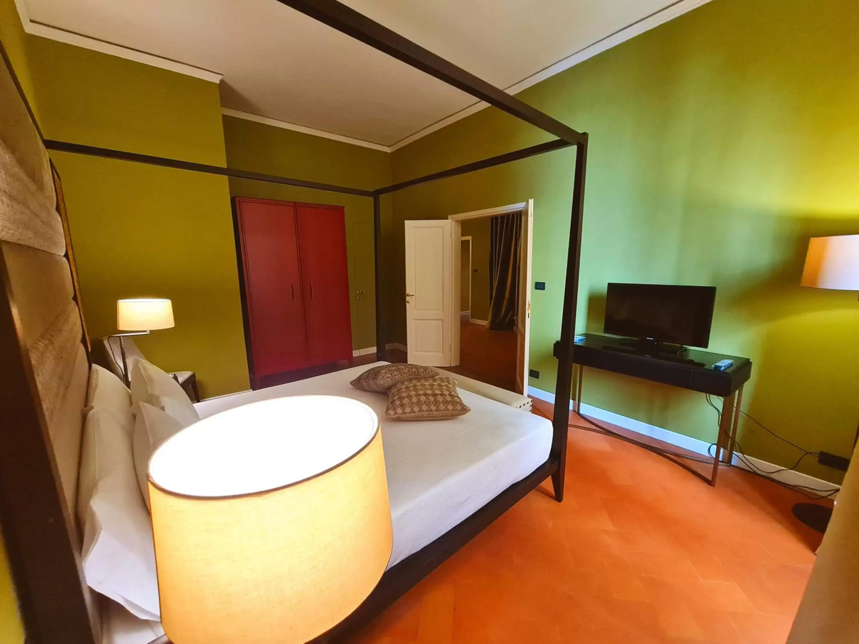 Bed, TV/Entertainment Center in Santa Maria Novella - WTB Hotels