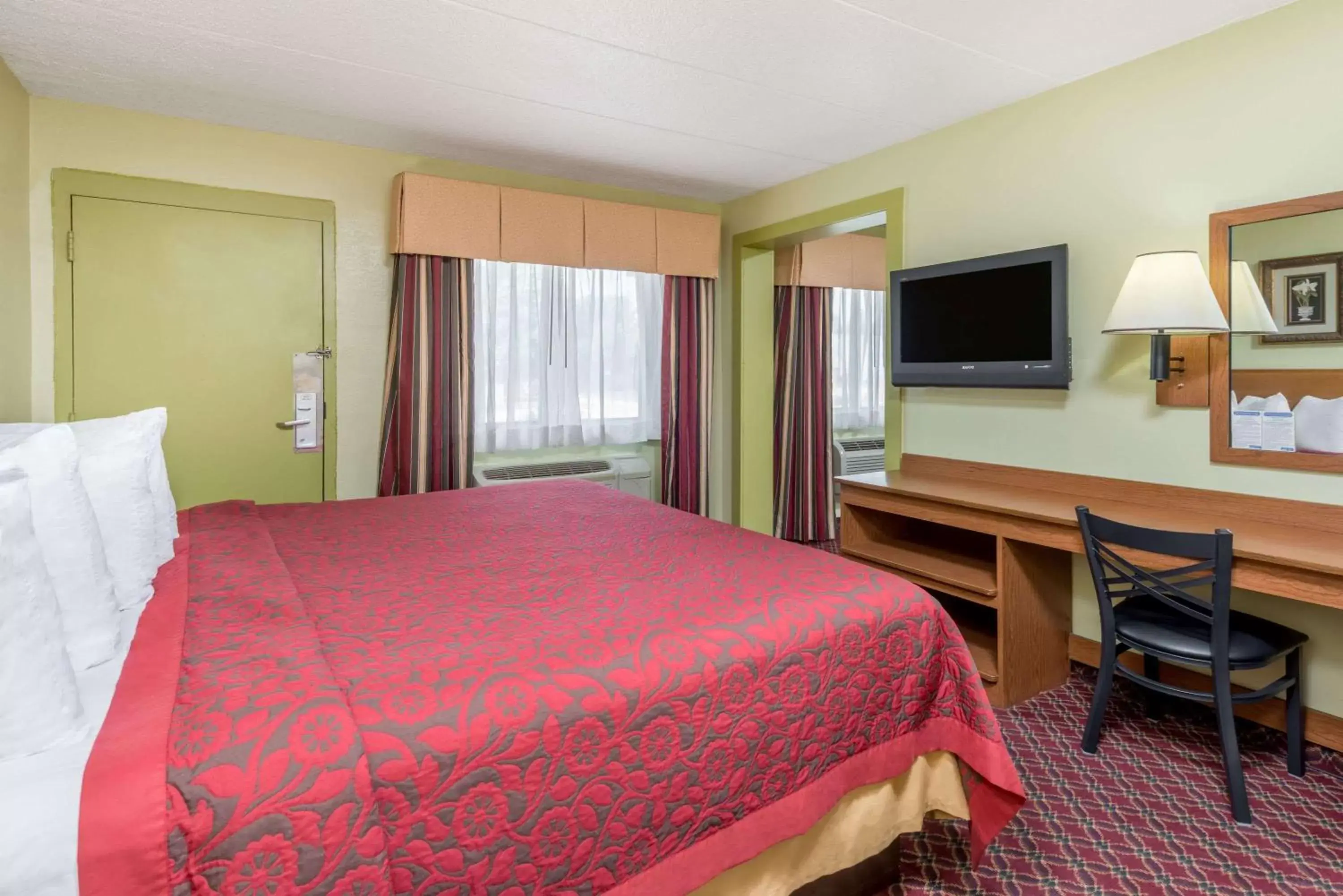 Photo of the whole room, Bed in Days Inn & Suites by Wyndham Springfield on I-44