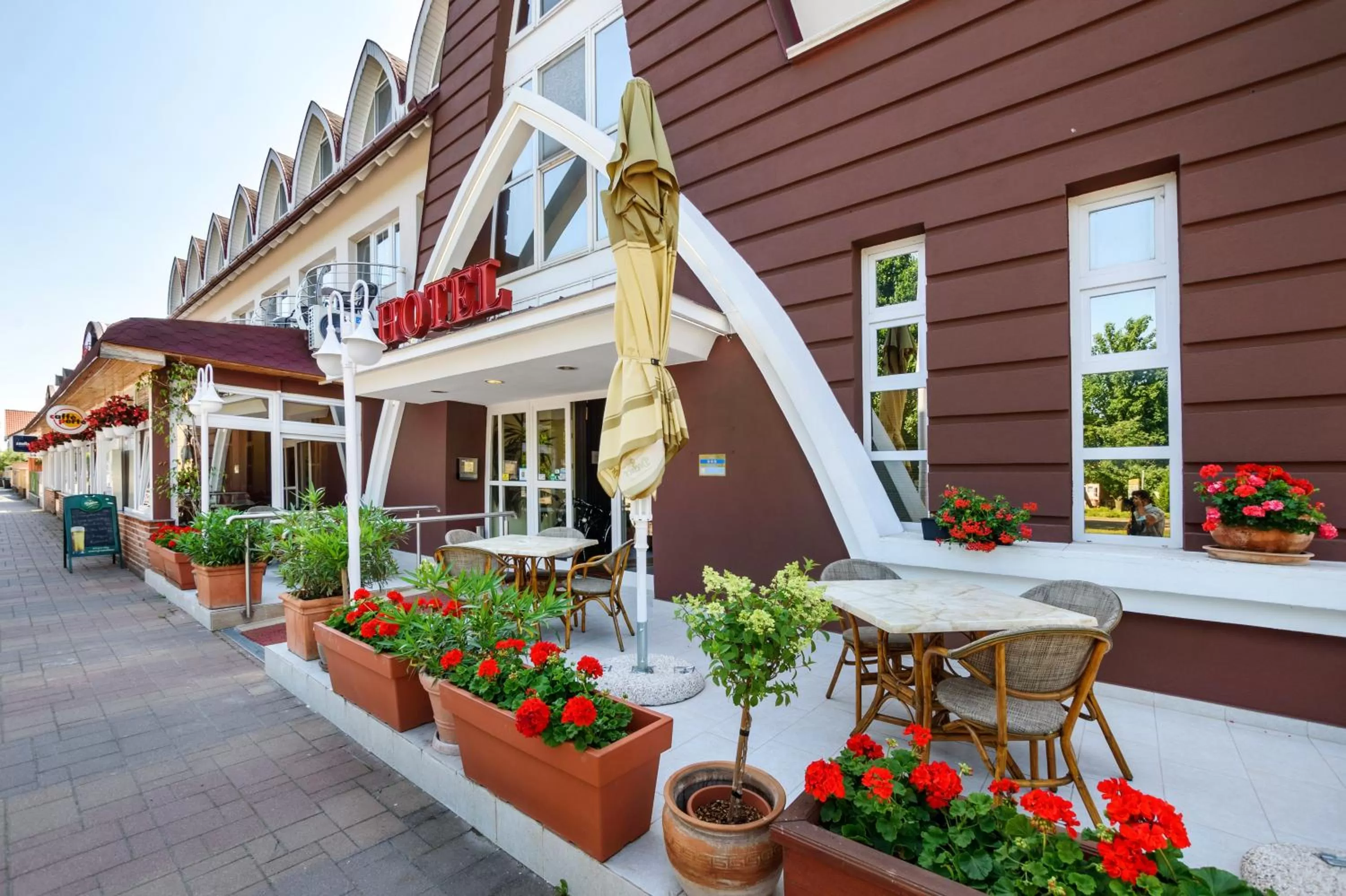 Facade/entrance in Hotel Négy Évszak