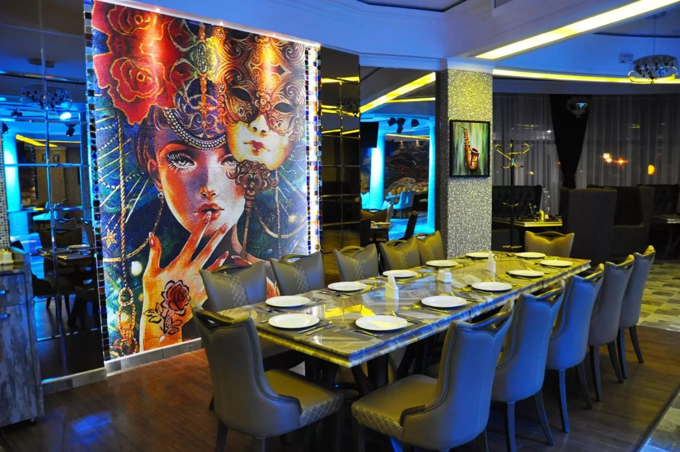 Restaurant/places to eat in Parliament Palace Hotel