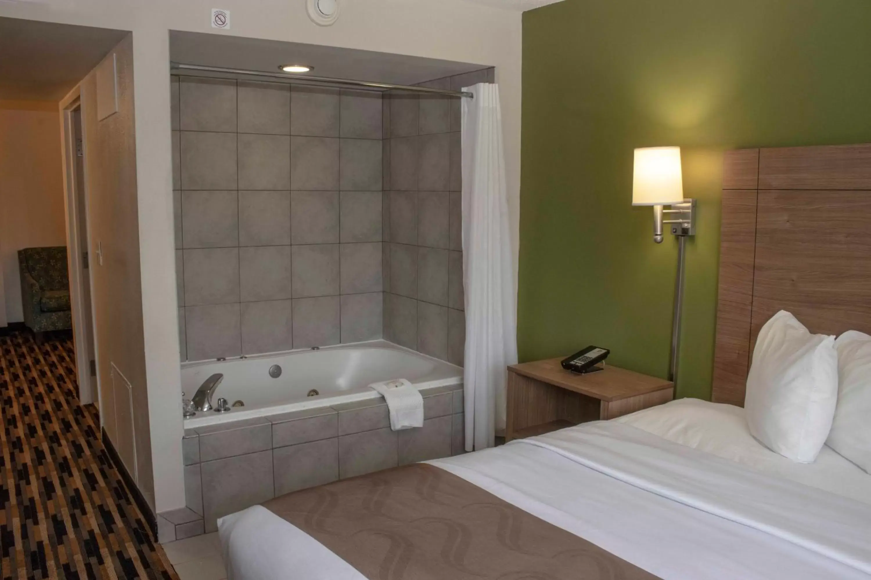 Bath, Bed in Quality Suites Lake Wright - Norfolk Airport Bath, Bed in Quality Suites Lake Wright - Norfolk Airport