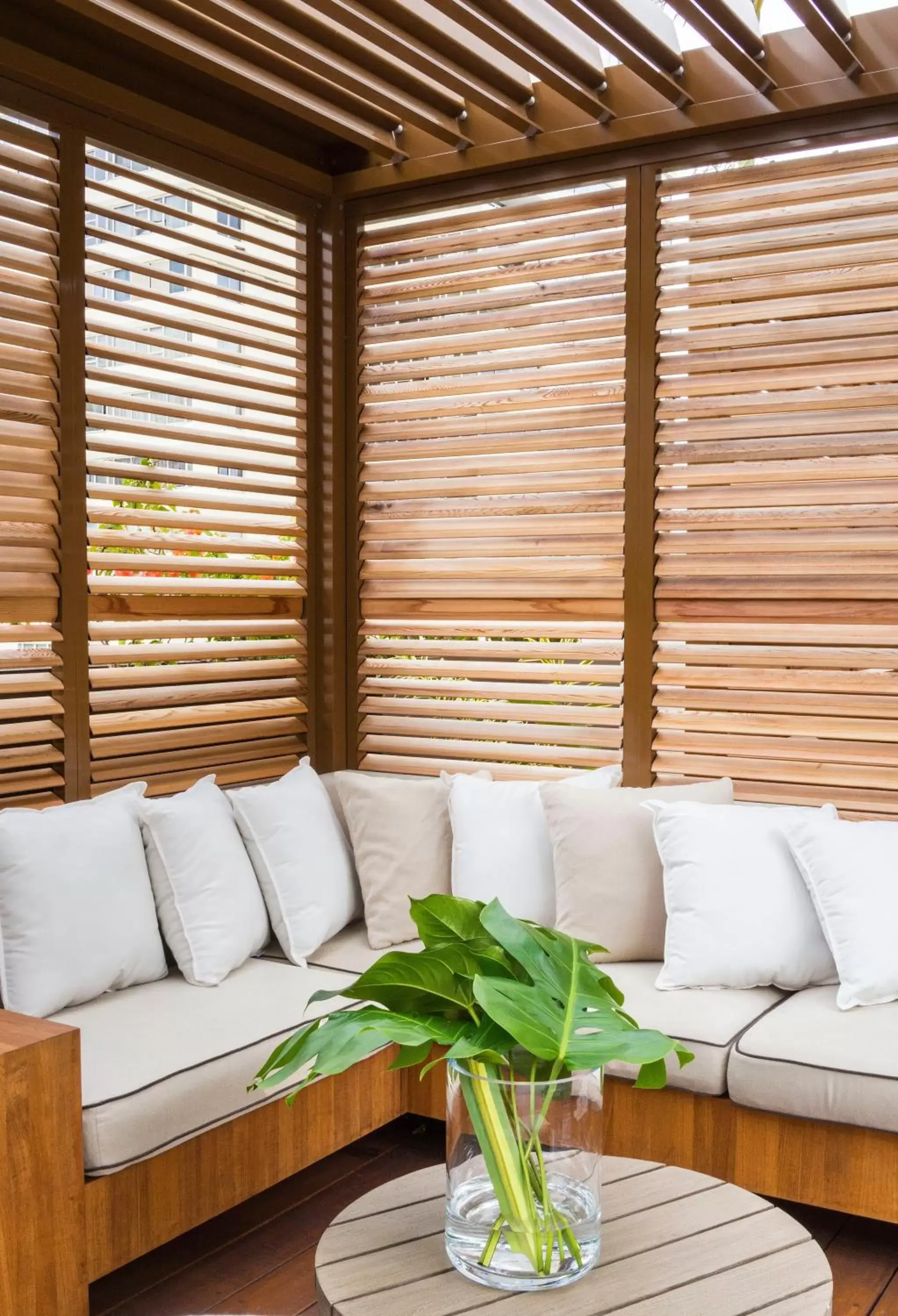 Lounge or bar, Seating Area in 'Alohilani Resort Waikiki Beach