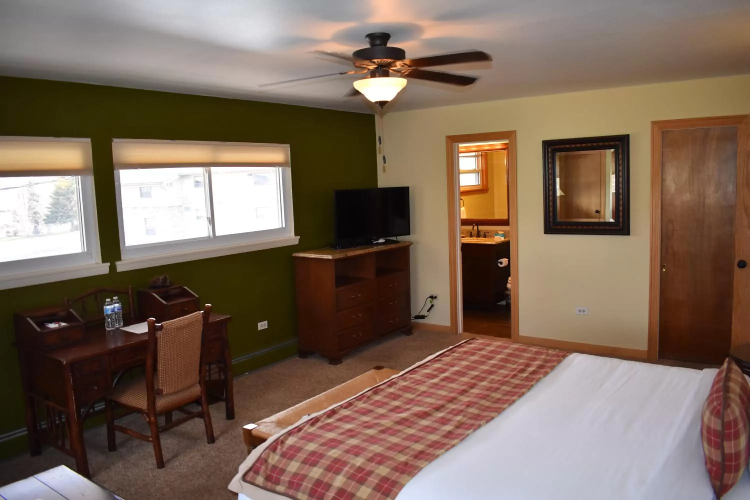 Bedroom, TV/Entertainment Center in The Inn at Tomichi Village