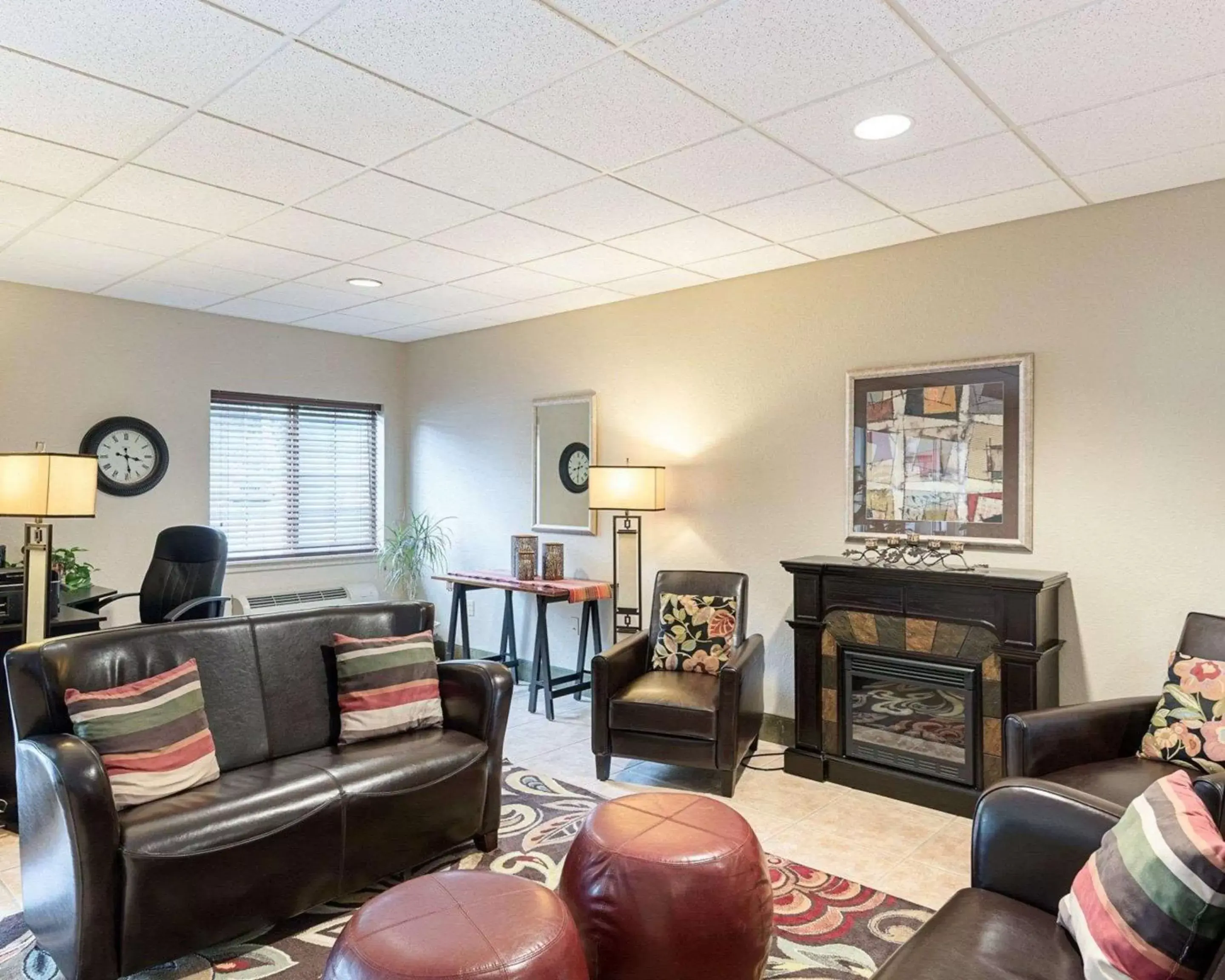 Lobby or reception, Seating Area in Suburban Studios Morgantown