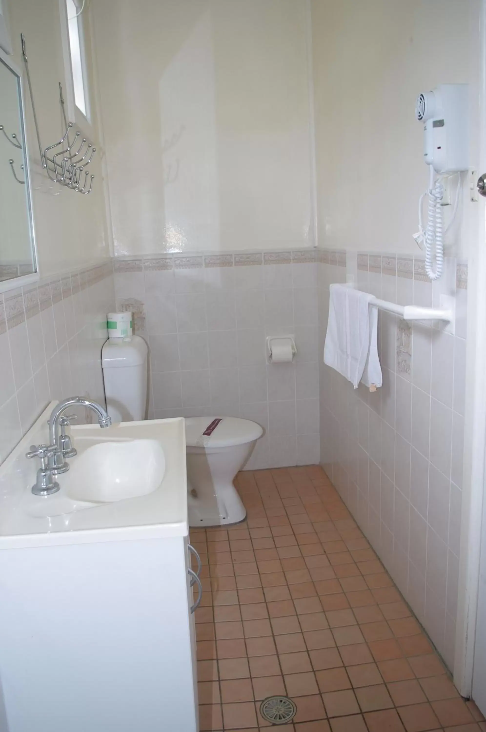 Shower, Bathroom in Fairway Lodge Motel