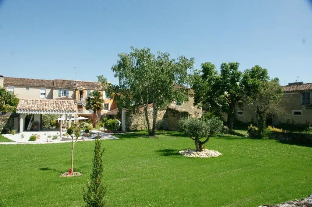 Garden, Property Building in Le Continental