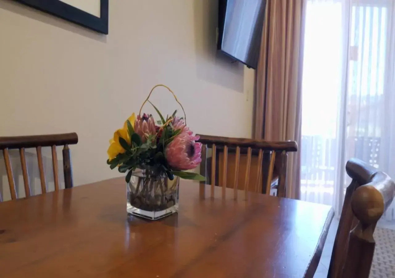 TV and multimedia, Dining Area in Bell Rock Inn