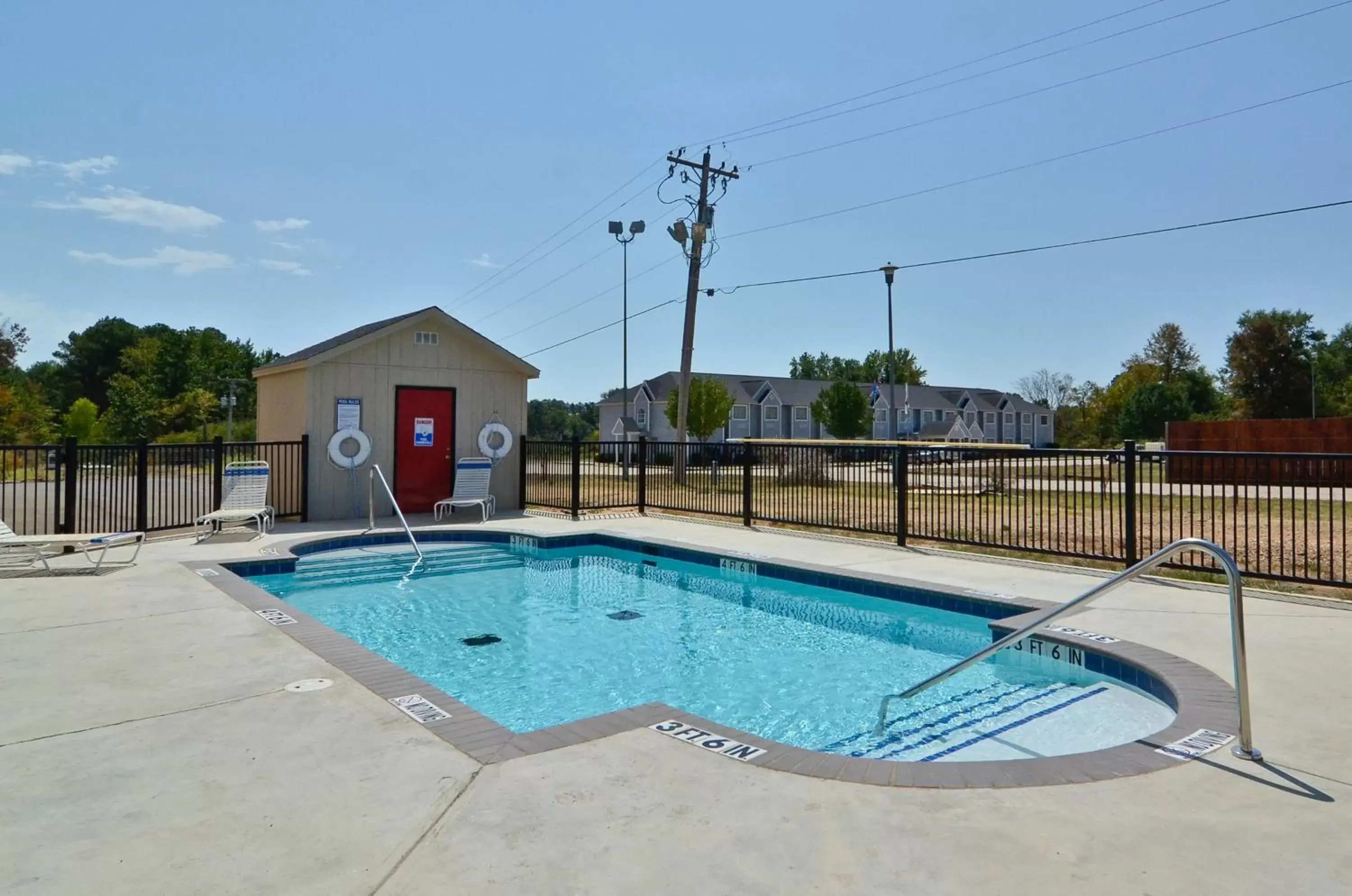 Swimming Pool in HiWay Inn Express of Broken Bow