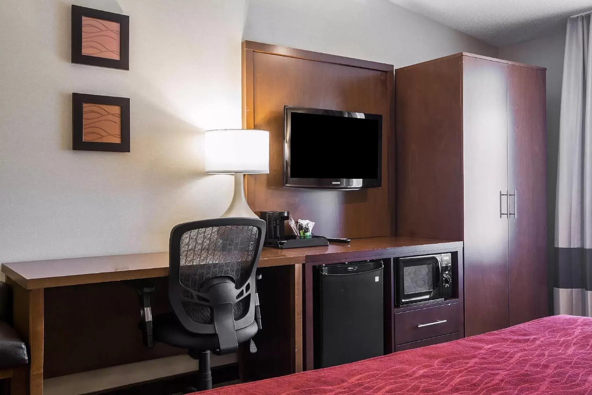 Bedroom, TV/Entertainment Center in Comfort Inn Glenmont - Albany South