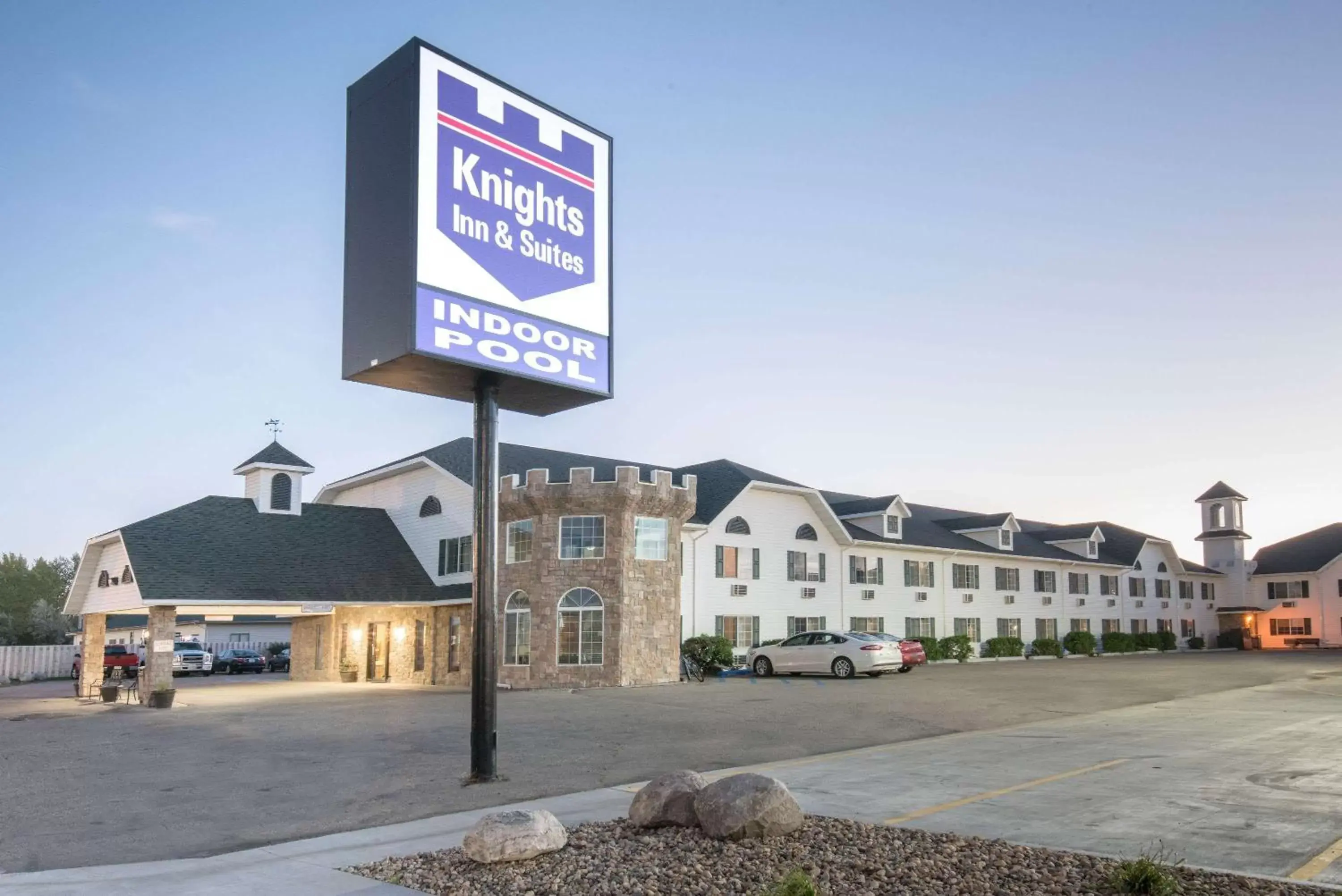 Property Building in Knights Inn and Suites - Grand Forks