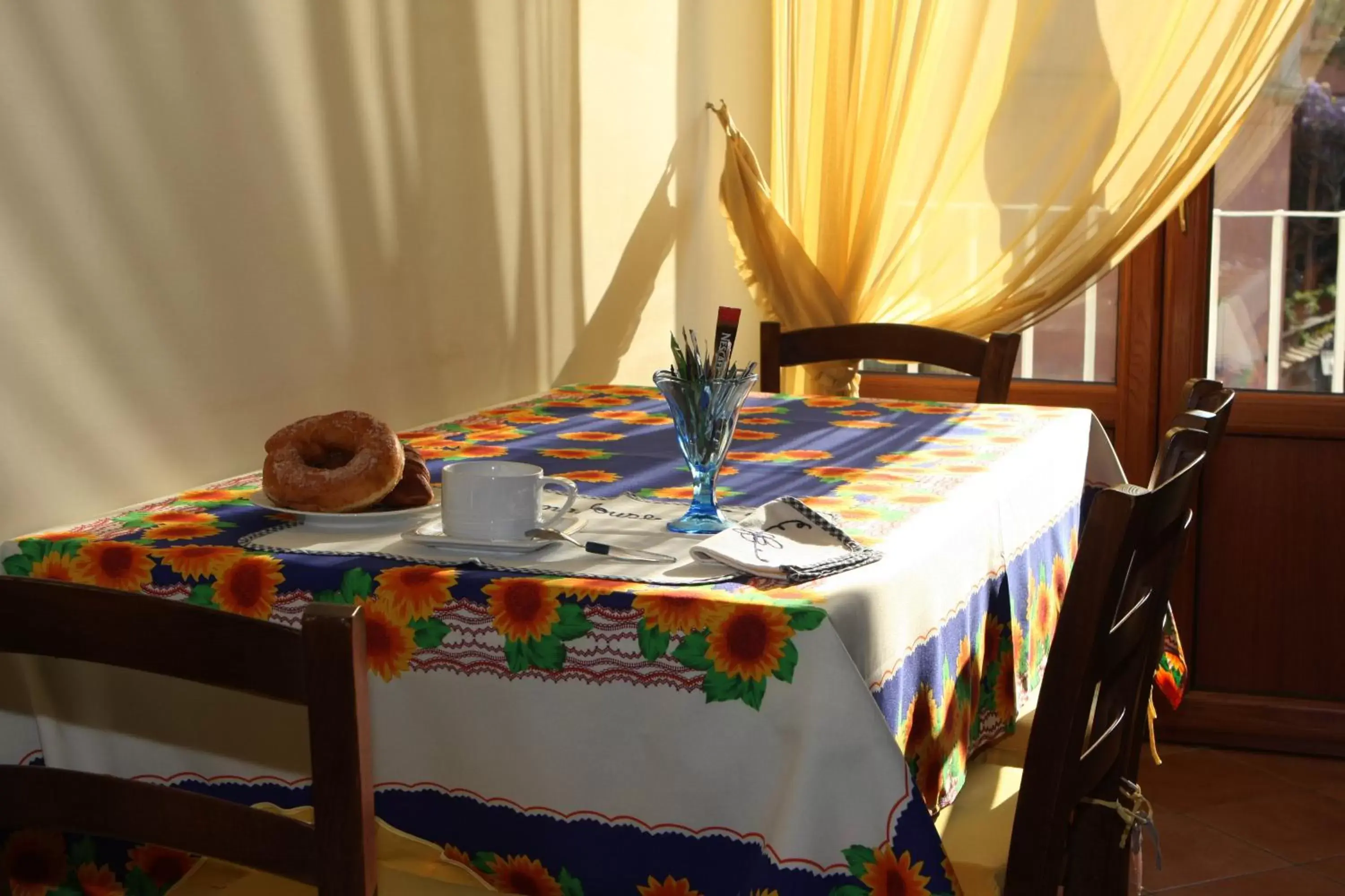 Kitchen or kitchenette, Dining Area in Divina House B&B