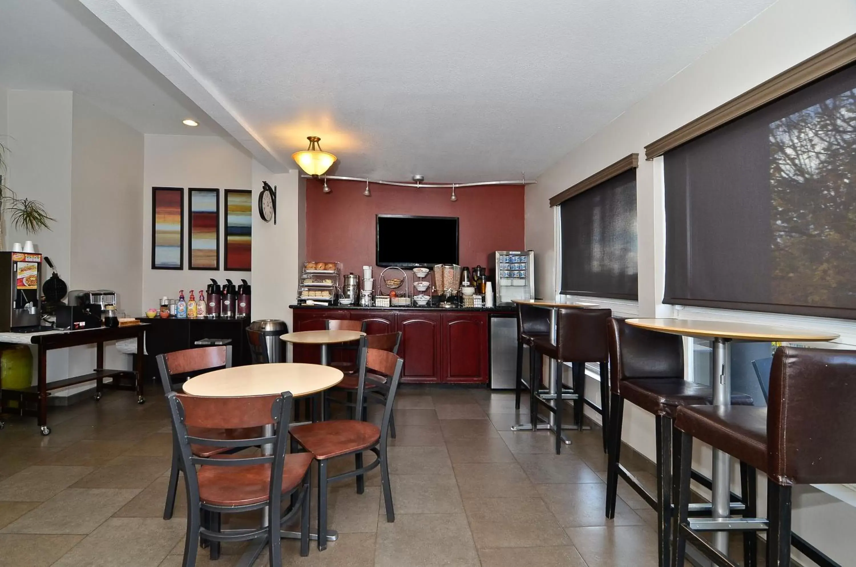 Restaurant/places to eat in Clackamas Inn and Suites Restaurant/places to eat in Clackamas Inn and Suites