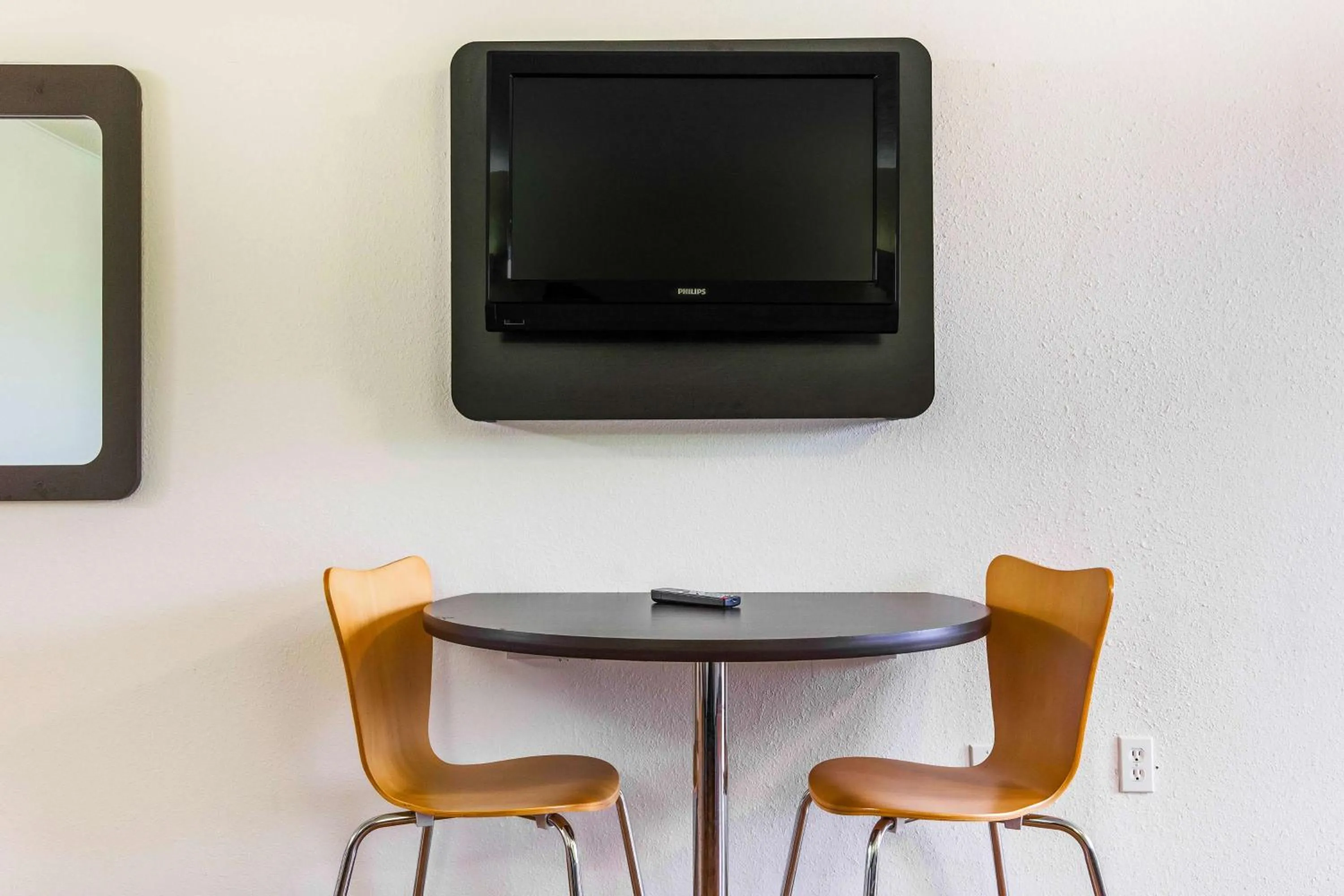 TV and multimedia in Motel 6-Alexandria, LA - South