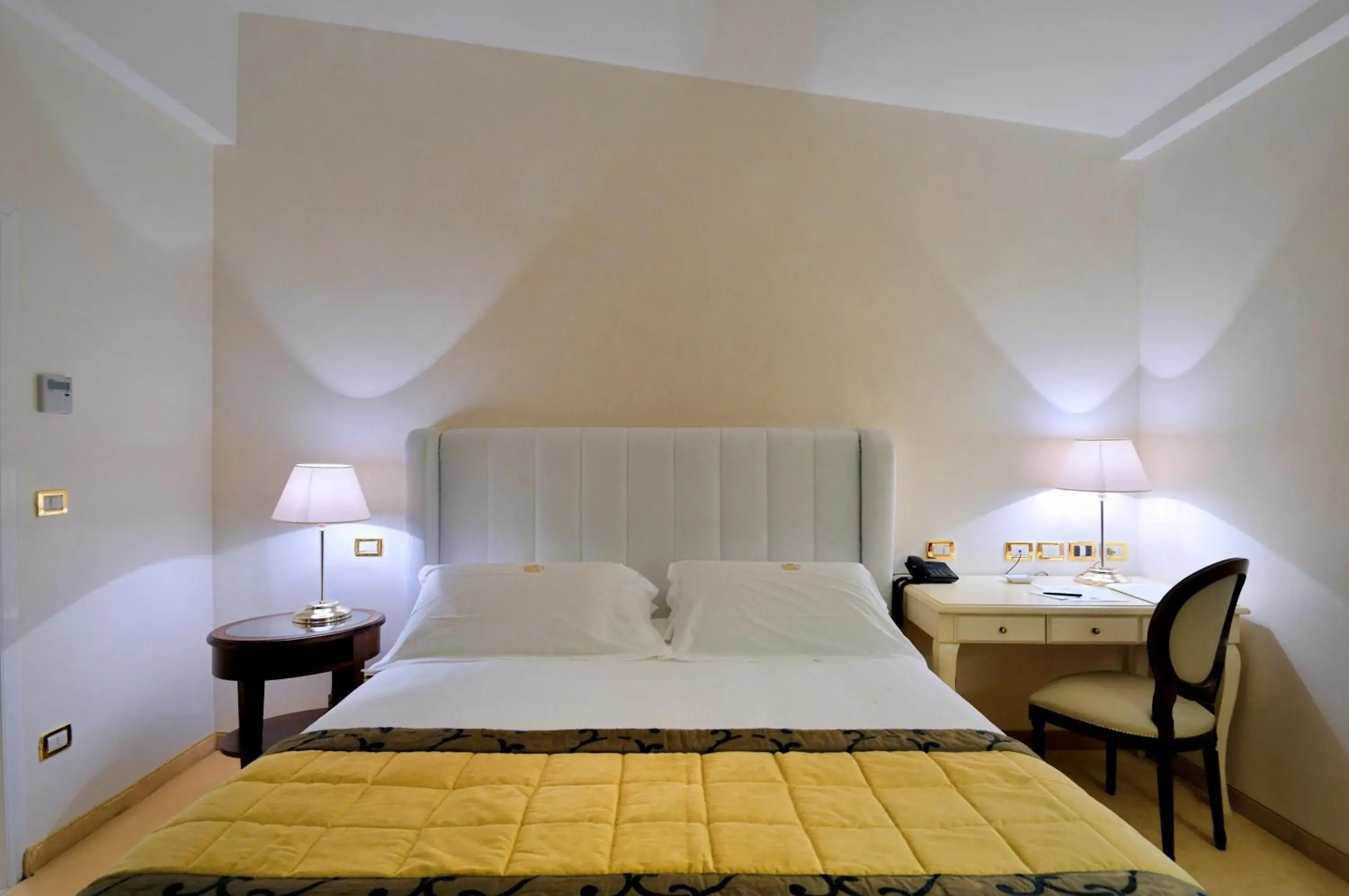 Bed in Hotel De Londres