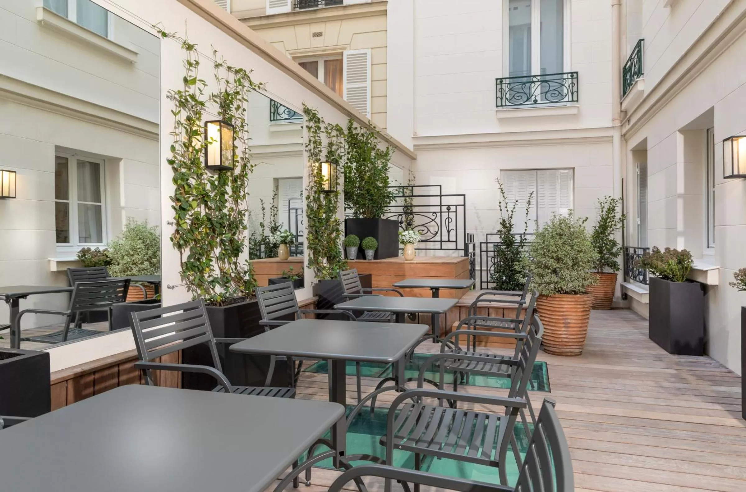 Patio in Elysées Ceramic