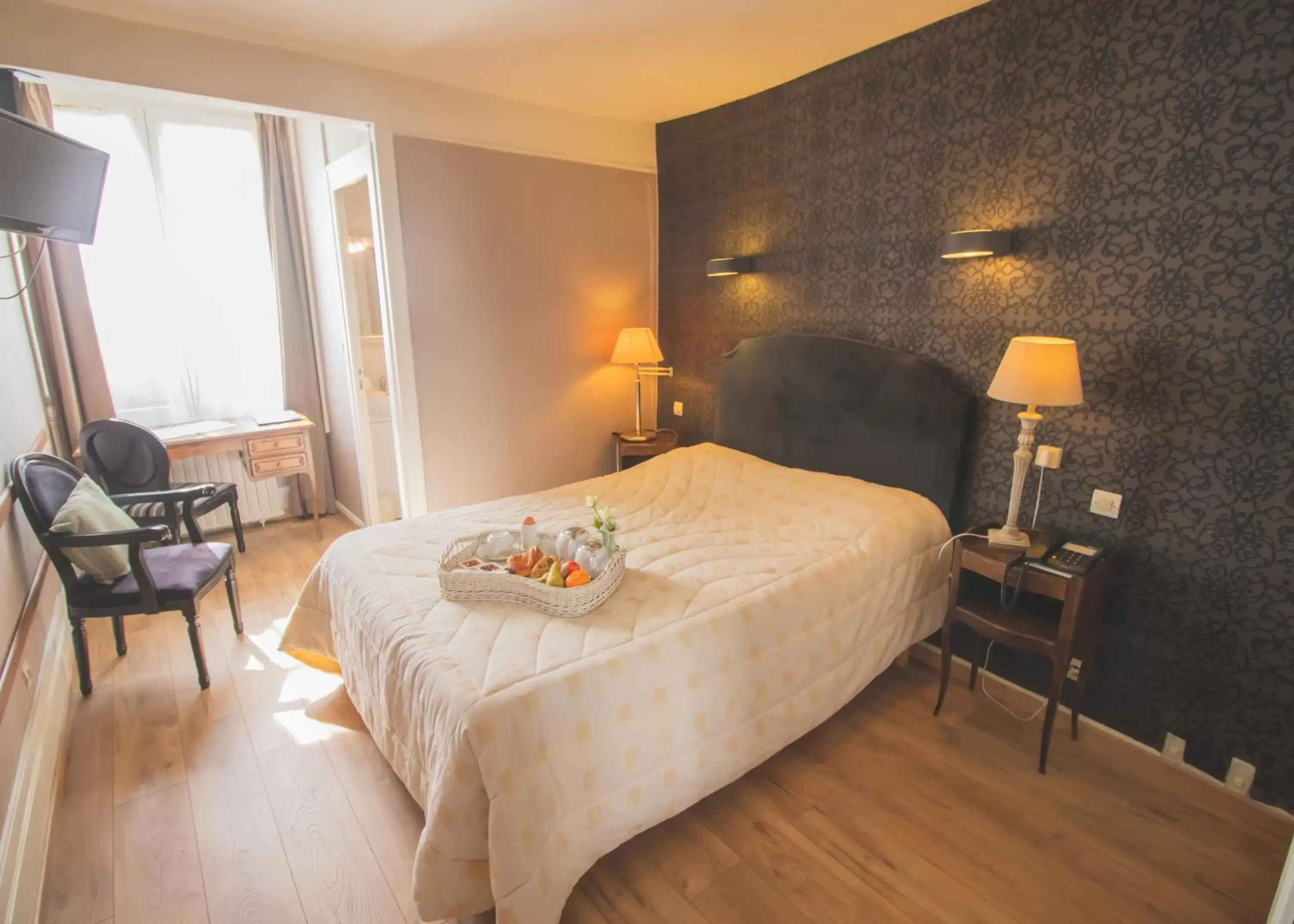 Photo of the whole room, Bed in Hôtel De La Banniere De France