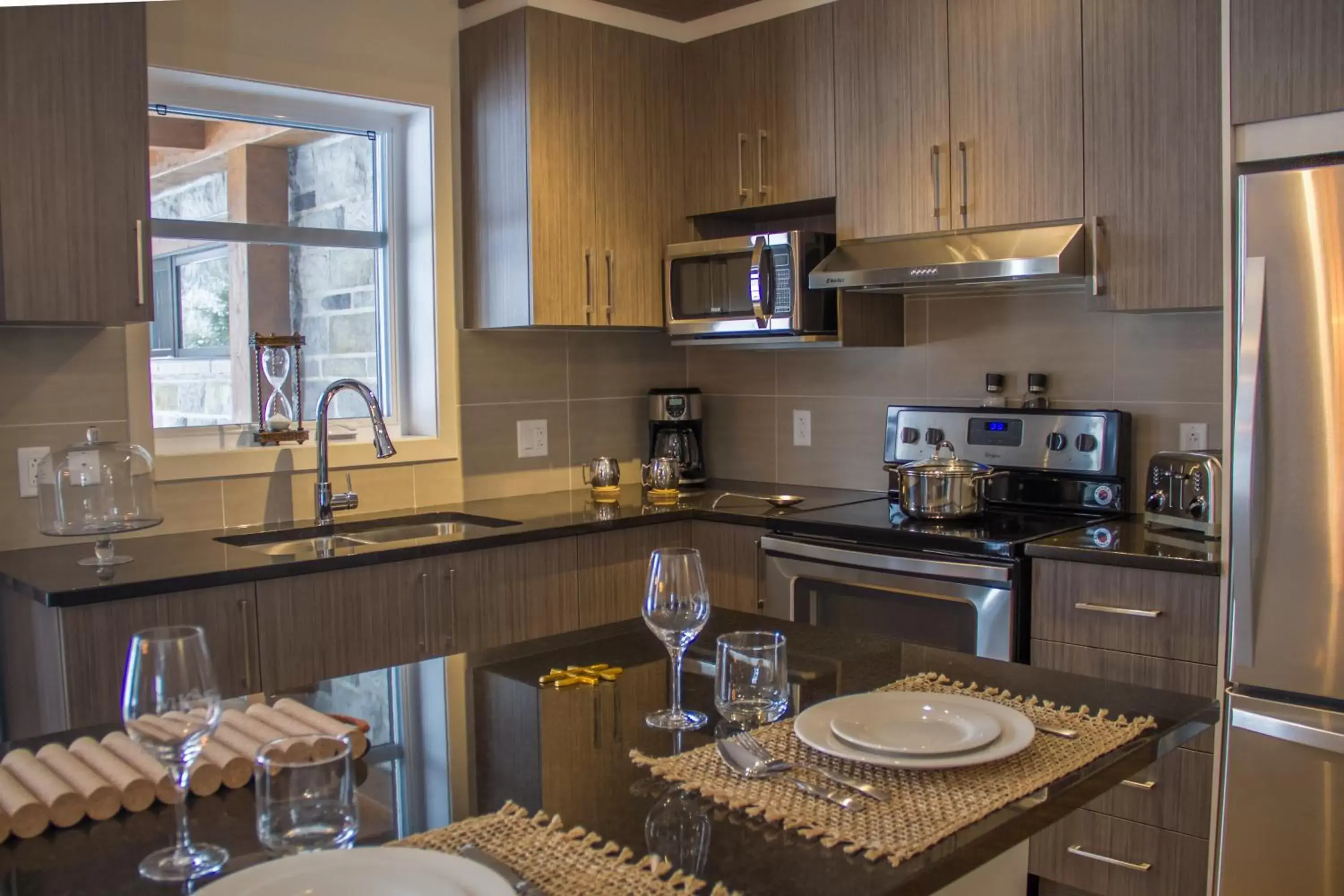 Dining area, Kitchen/Kitchenette in Le Viking Resort & Marina