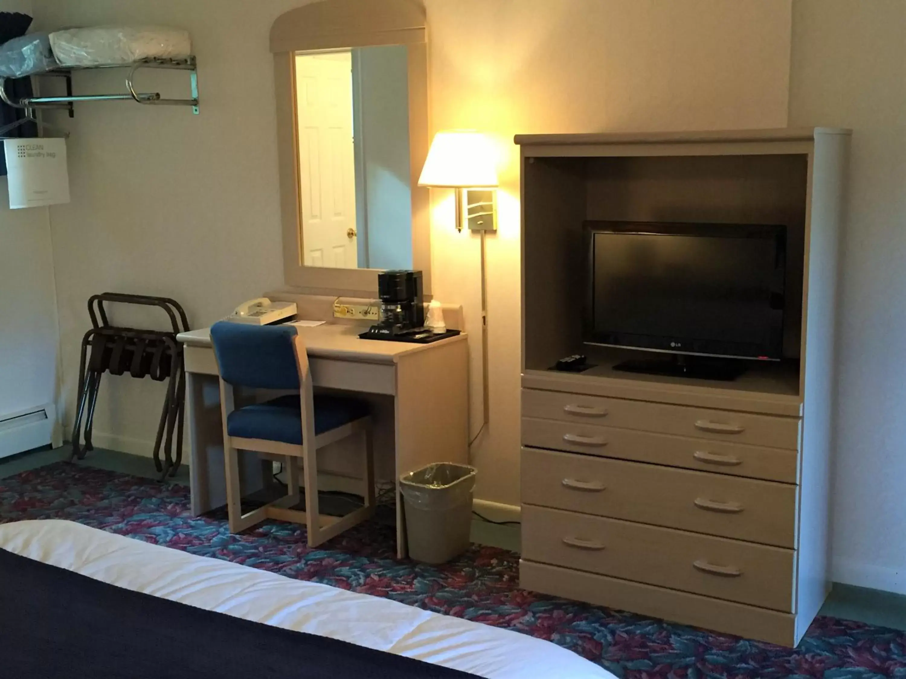 TV and multimedia, TV/Entertainment Center in Cedar Motor Inn