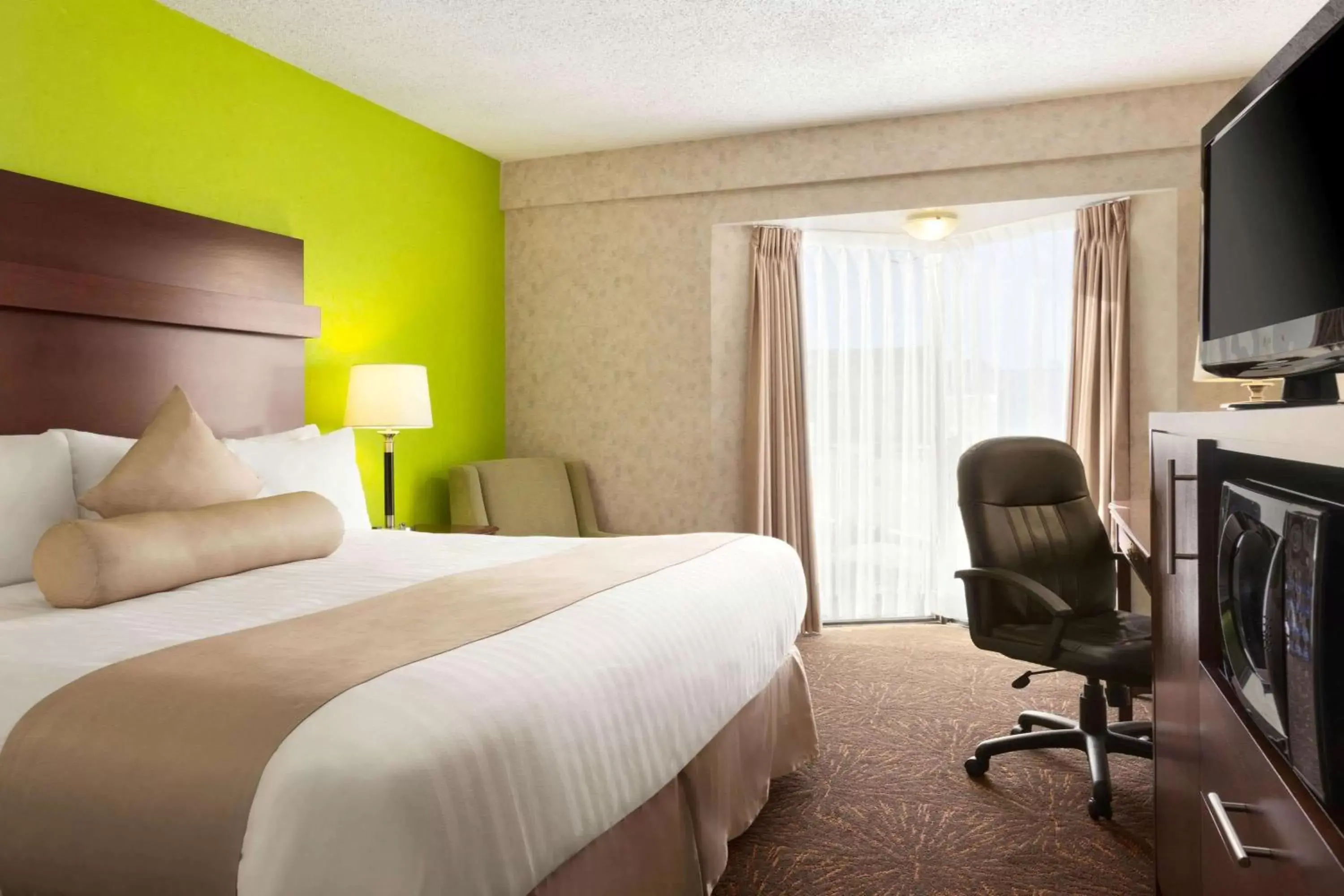 Photo of the whole room, Bed in Travelodge by Wyndham Lloydminster