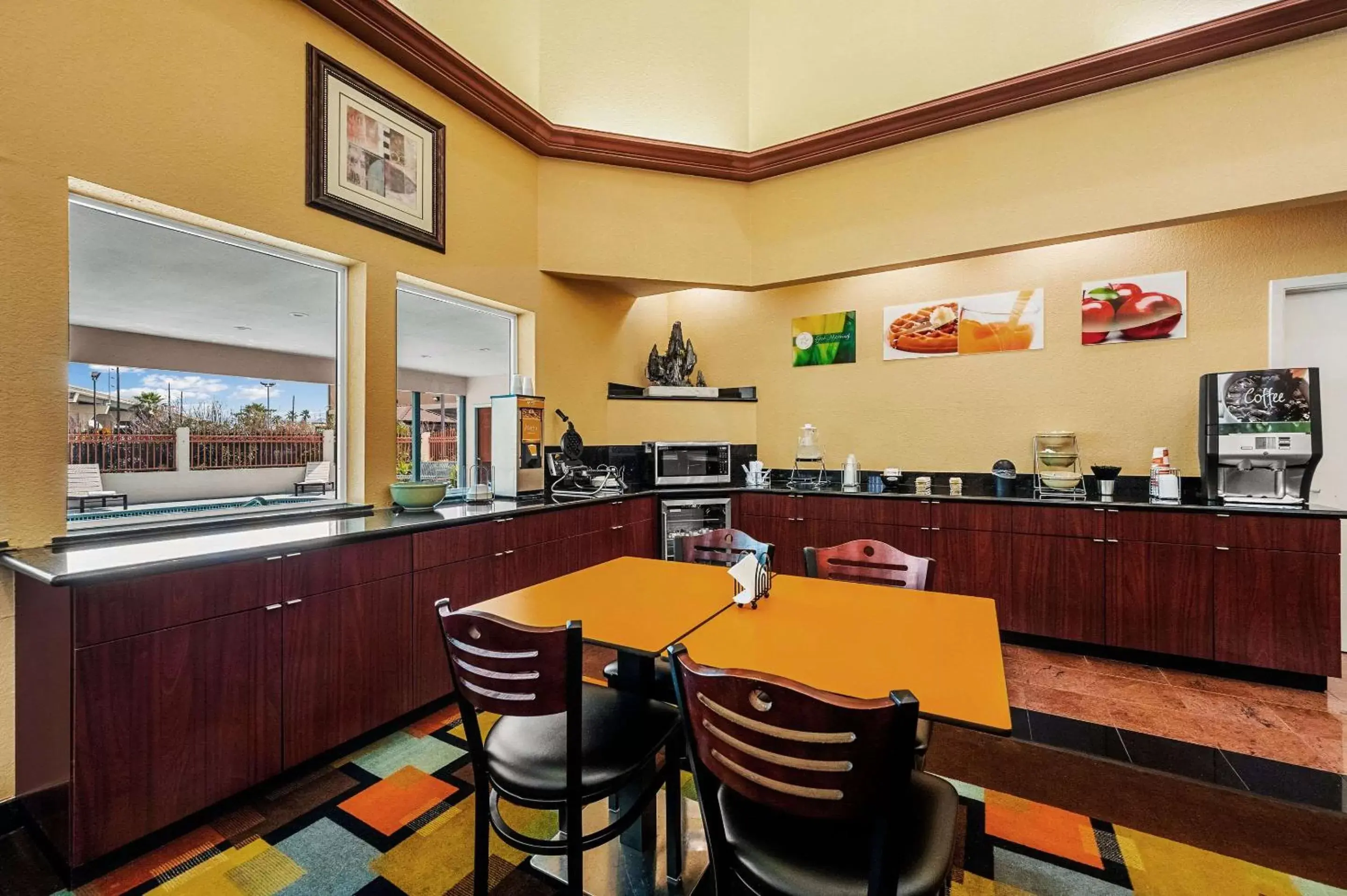 Breakfast, Restaurant/Places to Eat in Quality Inn & Suites