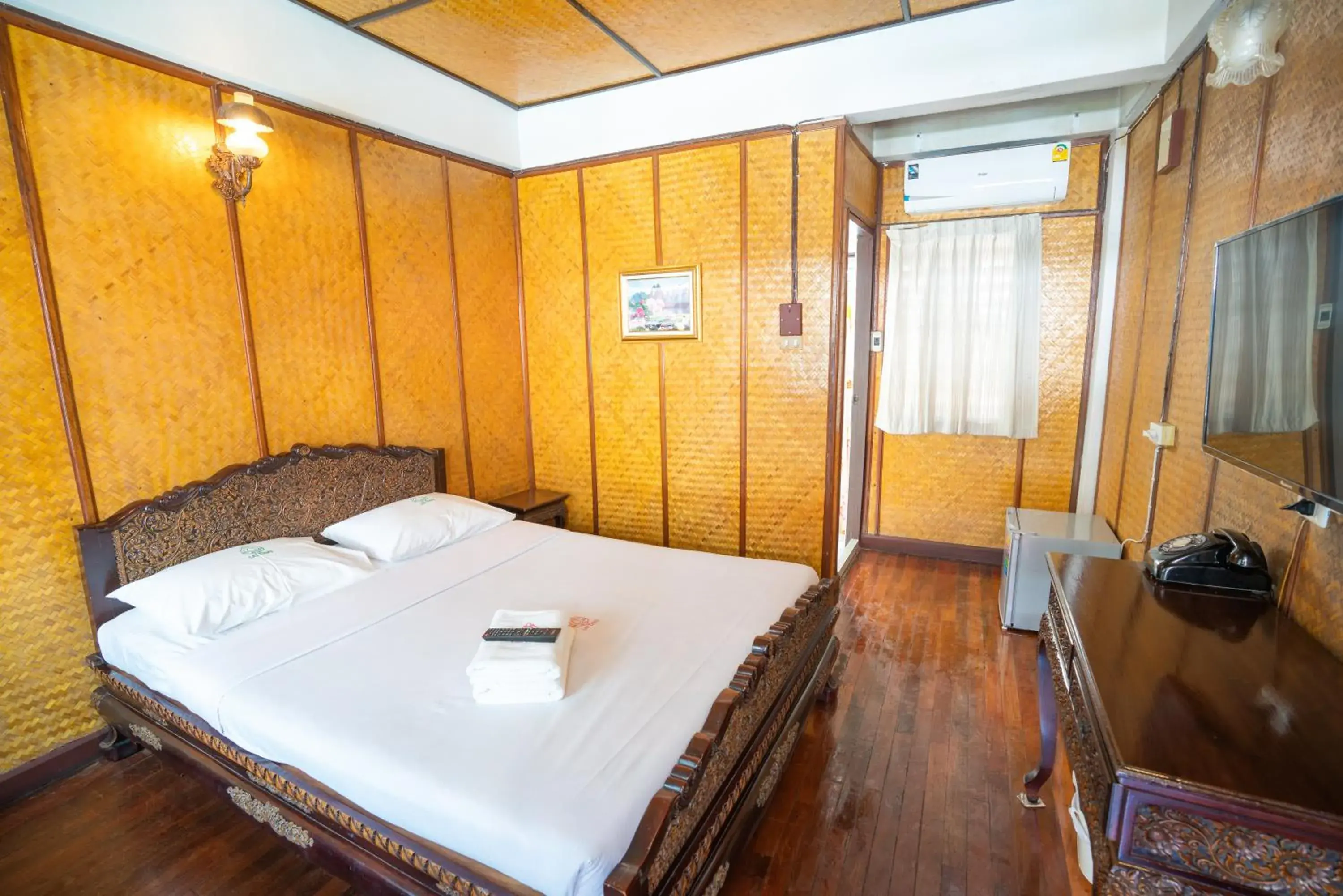 Photo of the whole room, Bed in Lai Thai Guest House