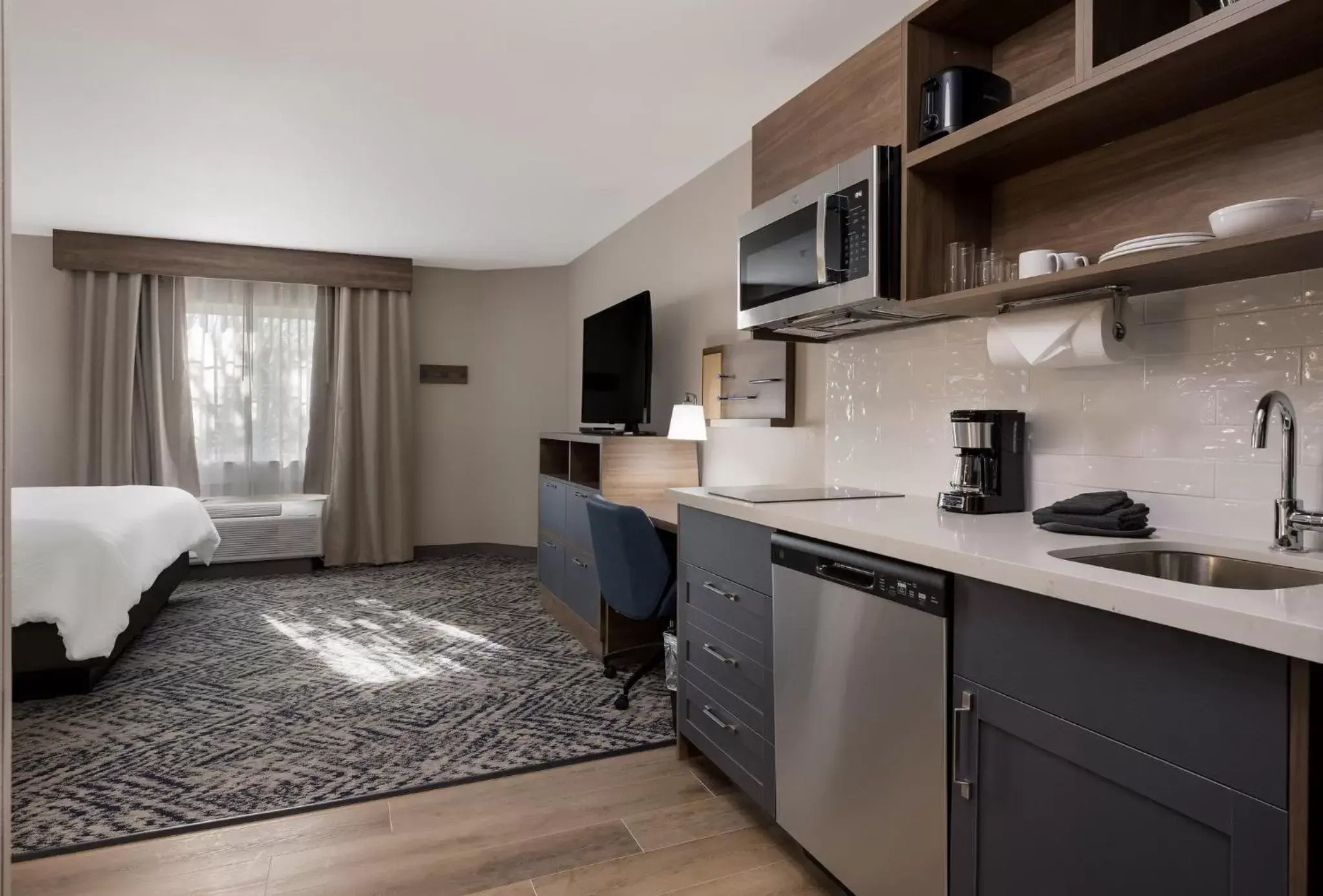 Photo of the whole room, Kitchen/Kitchenette in Candlewood Suites Lafayette, an IHG Hotel