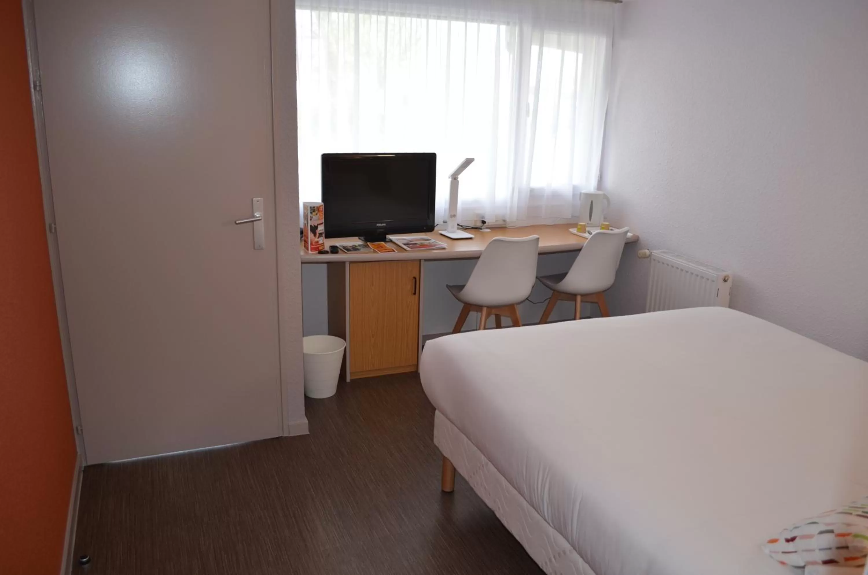 Photo of the whole room, Bed in initial by balladins La Roche-sur-Yon