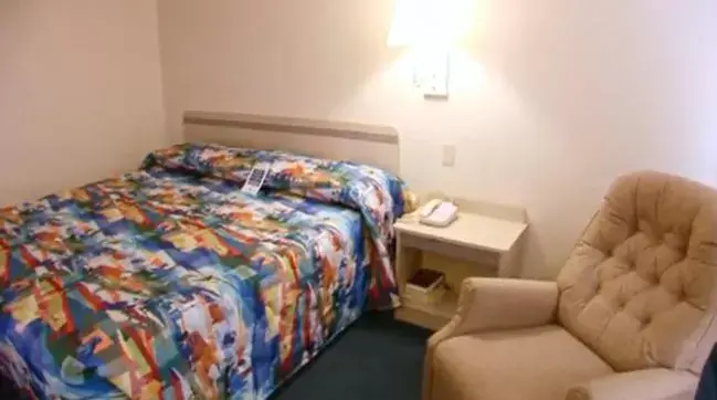 Bed in Americas Best Value Inn Jefferson City