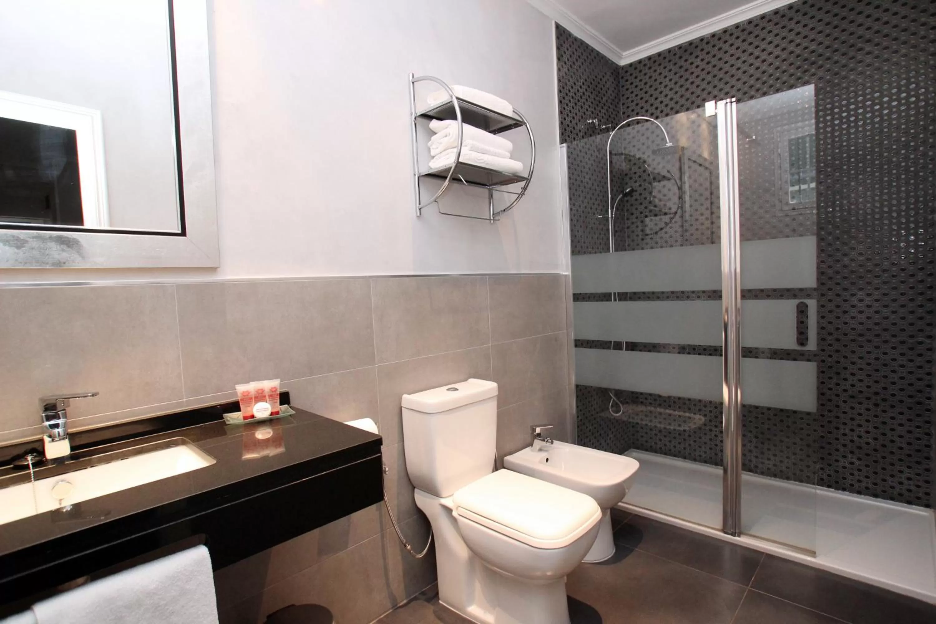 Shower, Bathroom in Hotel Maestranza