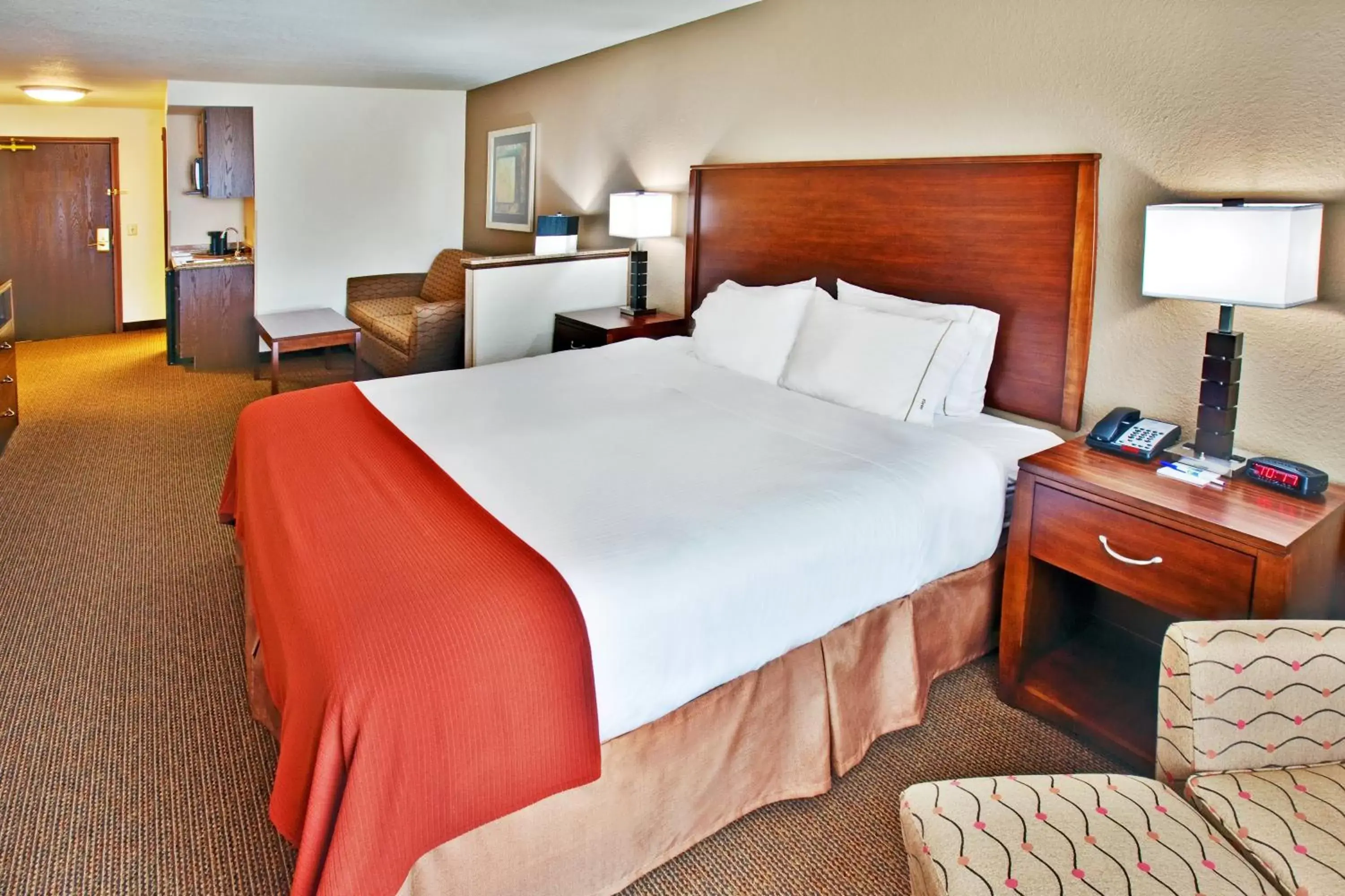 Photo of the whole room, Bed in Holiday Inn Express Hotel & Suites - Dubuque West, an IHG Hotel