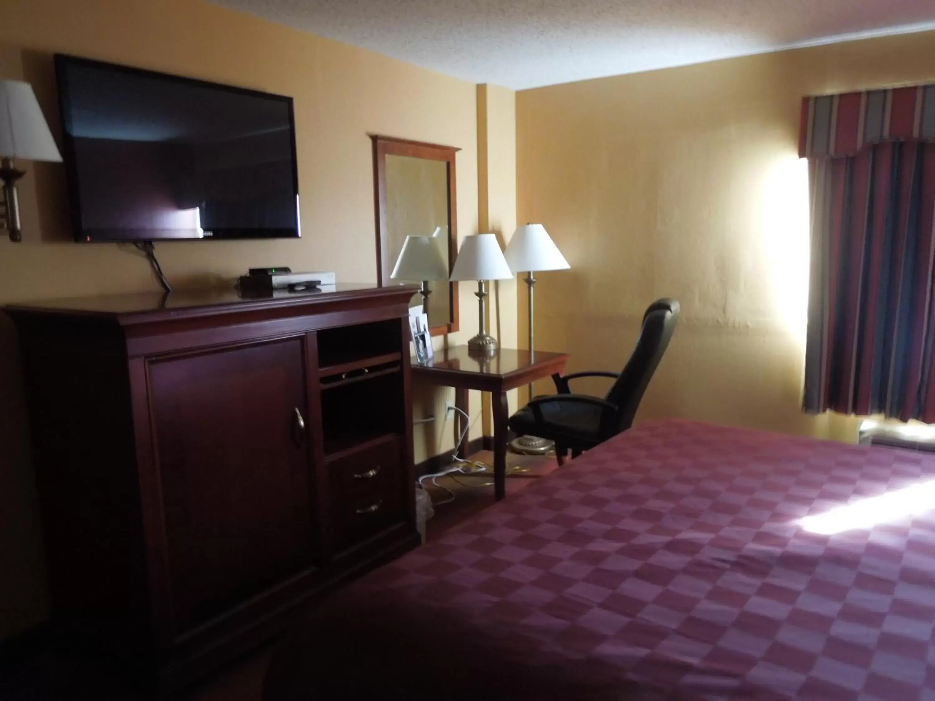 Photo of the whole room, TV/Entertainment Center in Ramada by Wyndham East Orange
