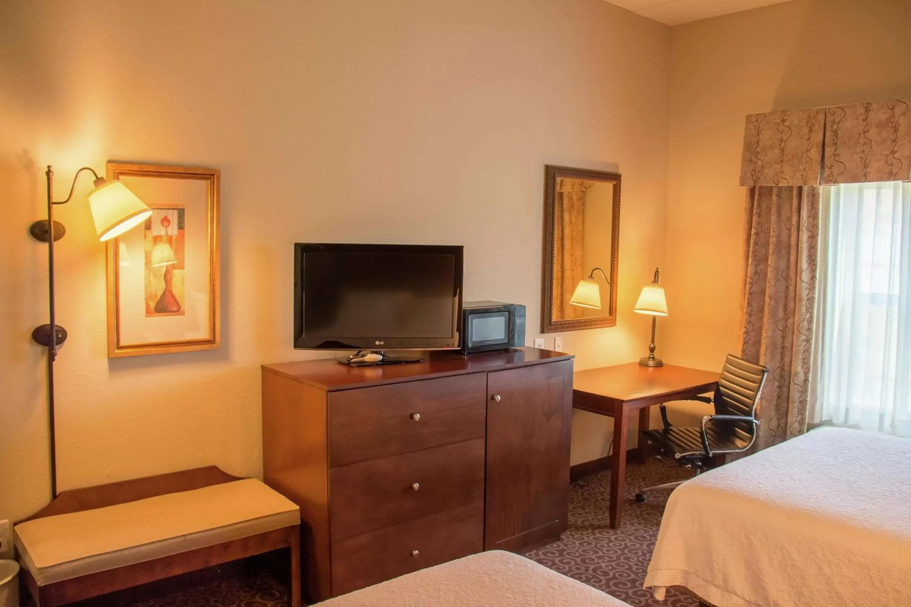 Bedroom, TV/Entertainment Center in Hampton Inn Murphy