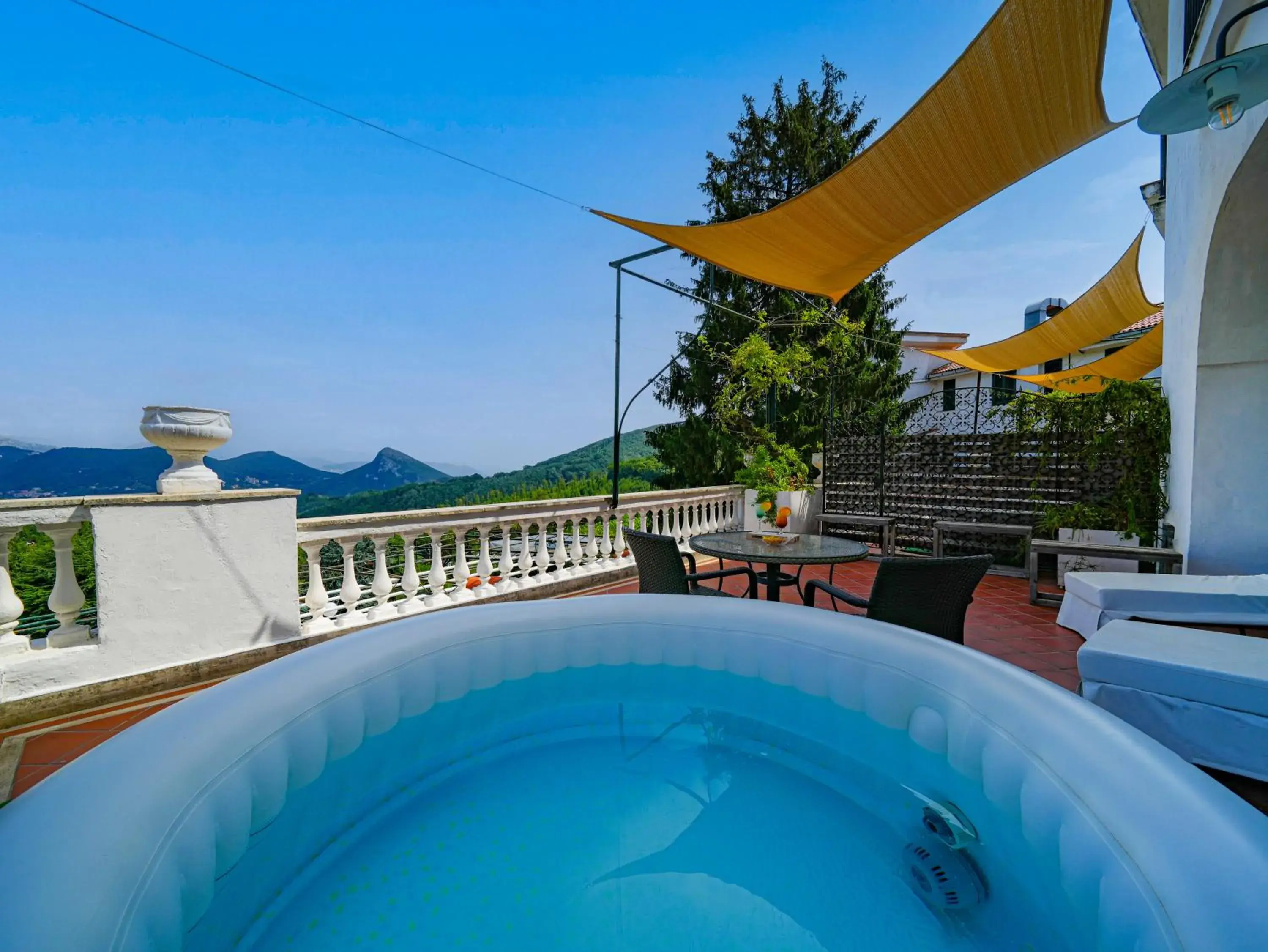 Swimming Pool in Hotel Scapolatiello