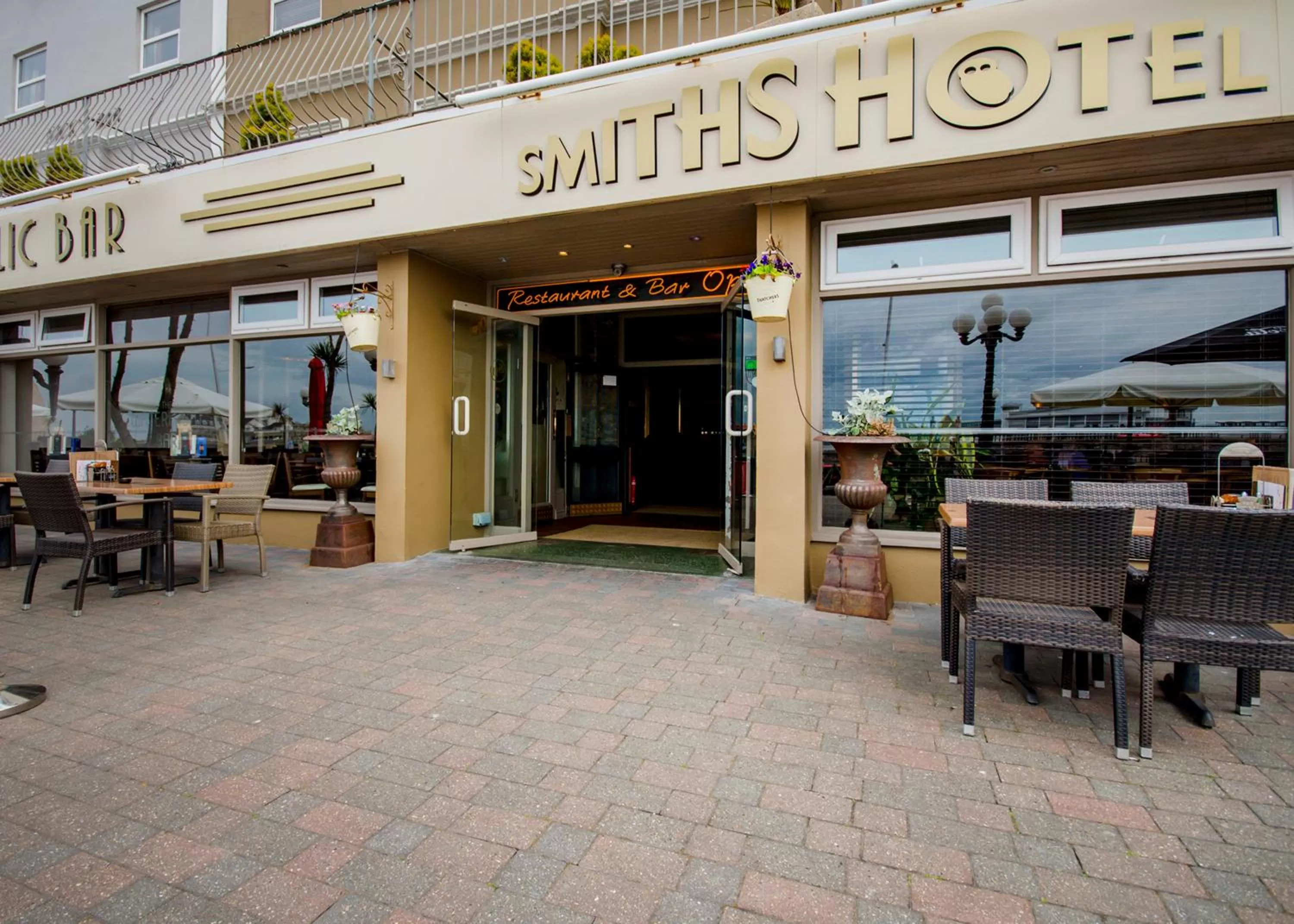 Facade/entrance in Smiths Hotel