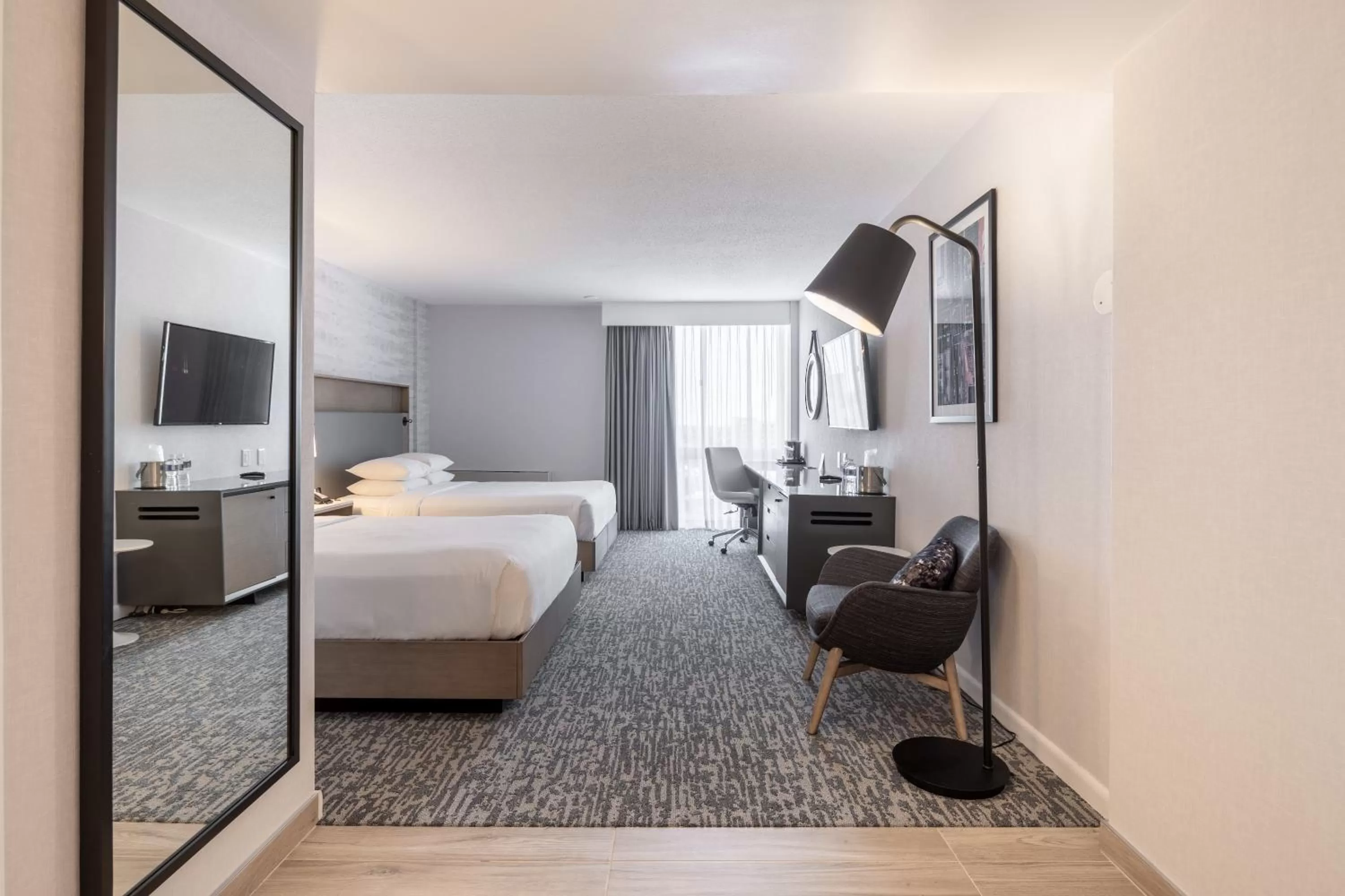 Photo of the whole room, Bed in Radisson Hotel JFK Airport