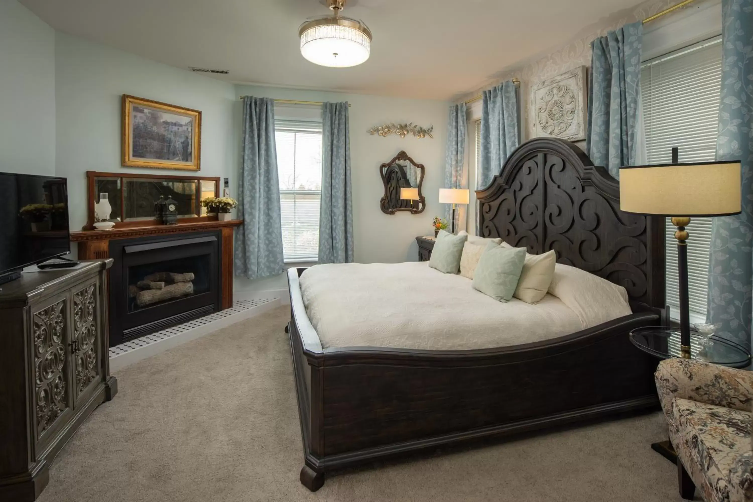 Deluxe King Room in Cloran Mansion Bed & Breakfast Deluxe King Room in Cloran Mansion Bed & Breakfast