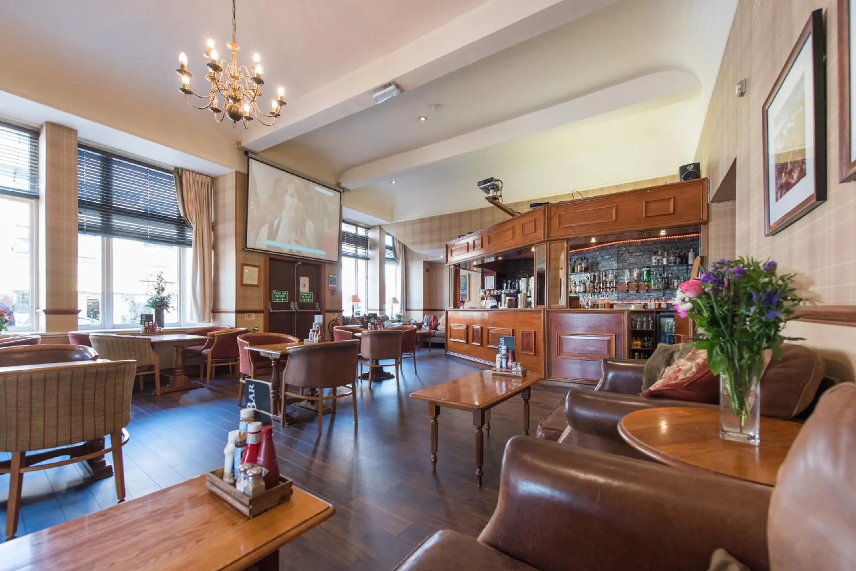 Lounge or bar, Restaurant/Places to Eat in The Royal Hotel