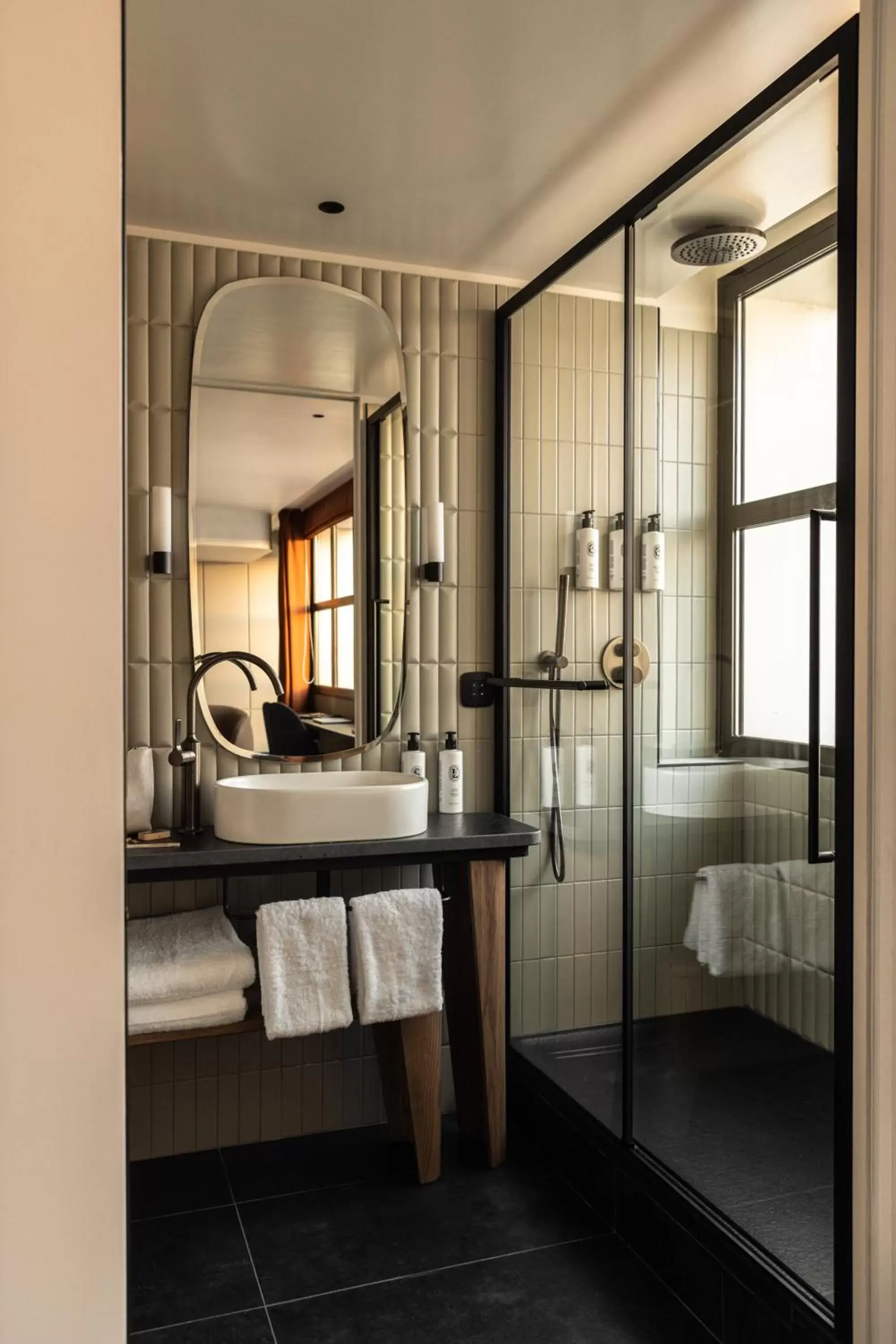 Shower, Bed in Hôtel Dame des Arts Shower, Bed in Hôtel Dame des Arts