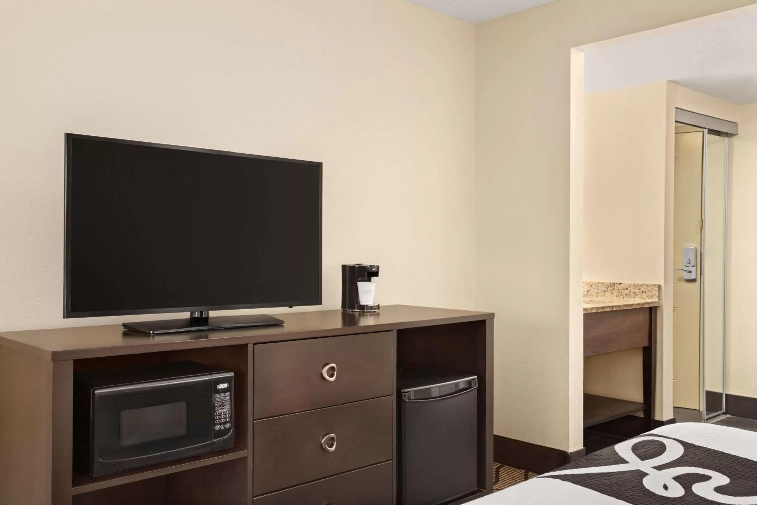 Photo of the whole room, Bed in La Quinta Inn & Suites by Wyndham Richmond-Midlothian