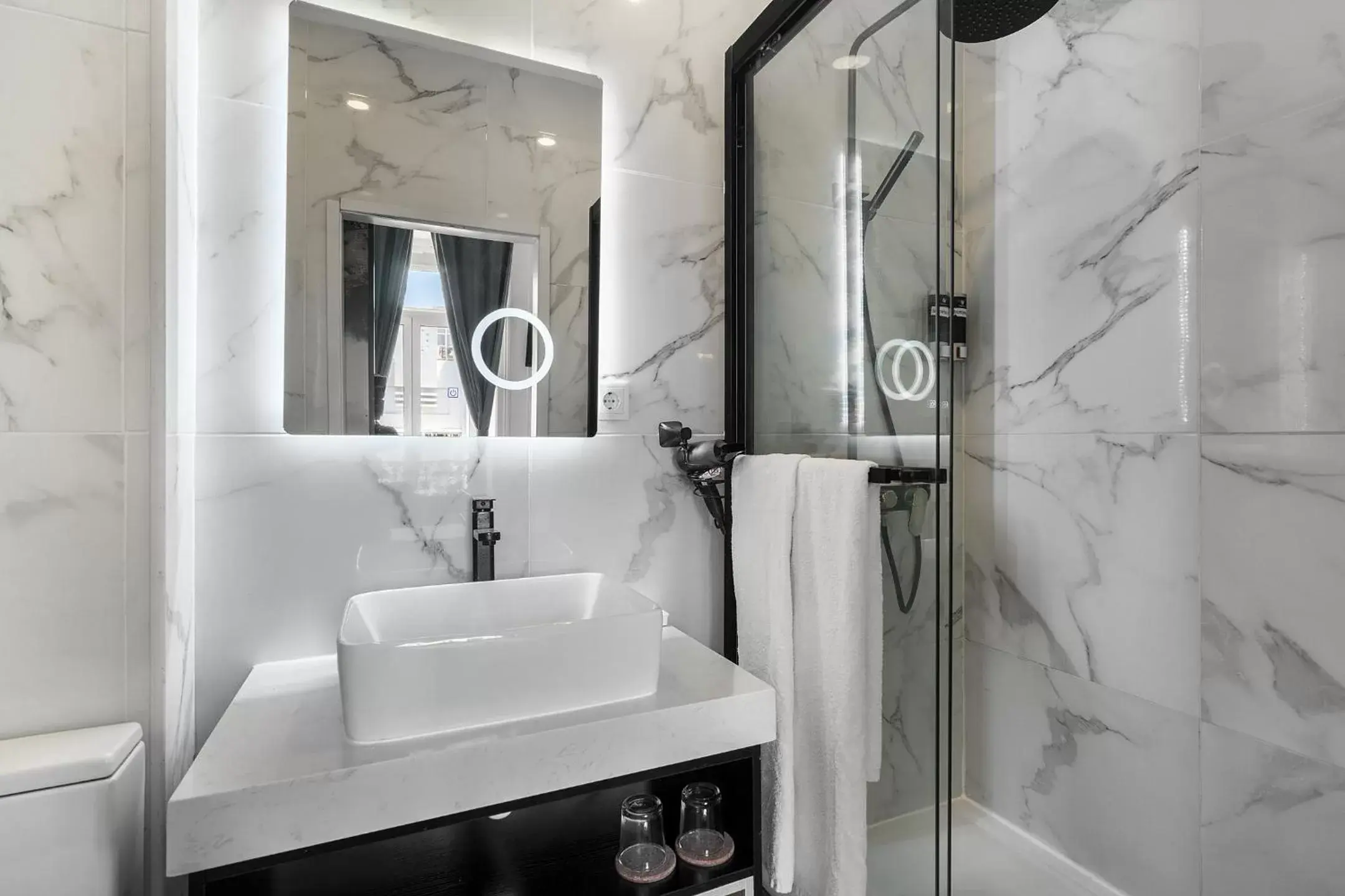 Superior Double or Twin Room with City View in Lisbon 5 Hotel Superior Double or Twin Room with City View in Lisbon 5 Hotel