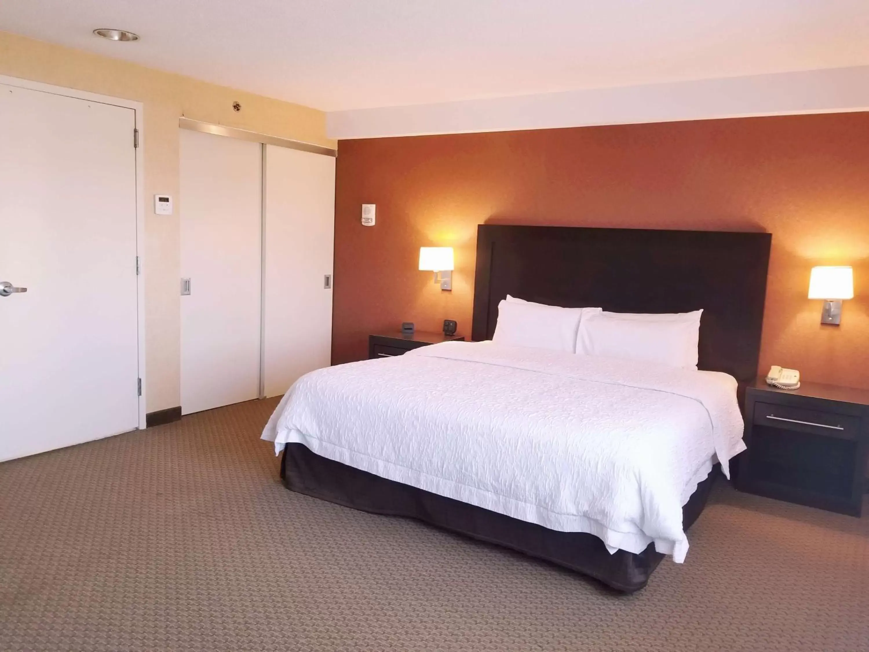 Bed in Hampton Inn & Suites Boston Crosstown Center Bed in Hampton Inn & Suites Boston Crosstown Center