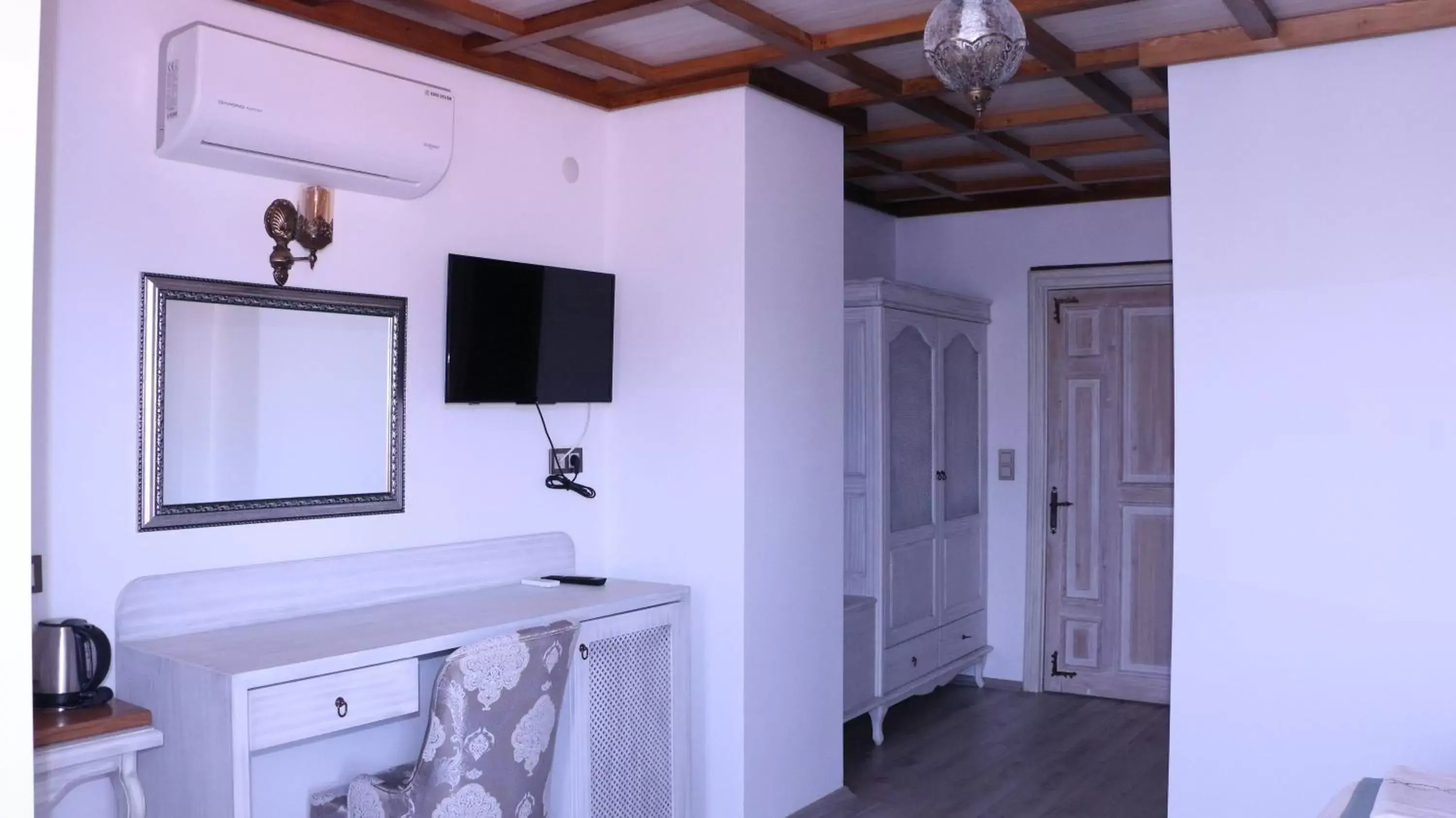 TV and multimedia, TV/Entertainment Center in Celsus Boutique Hotel