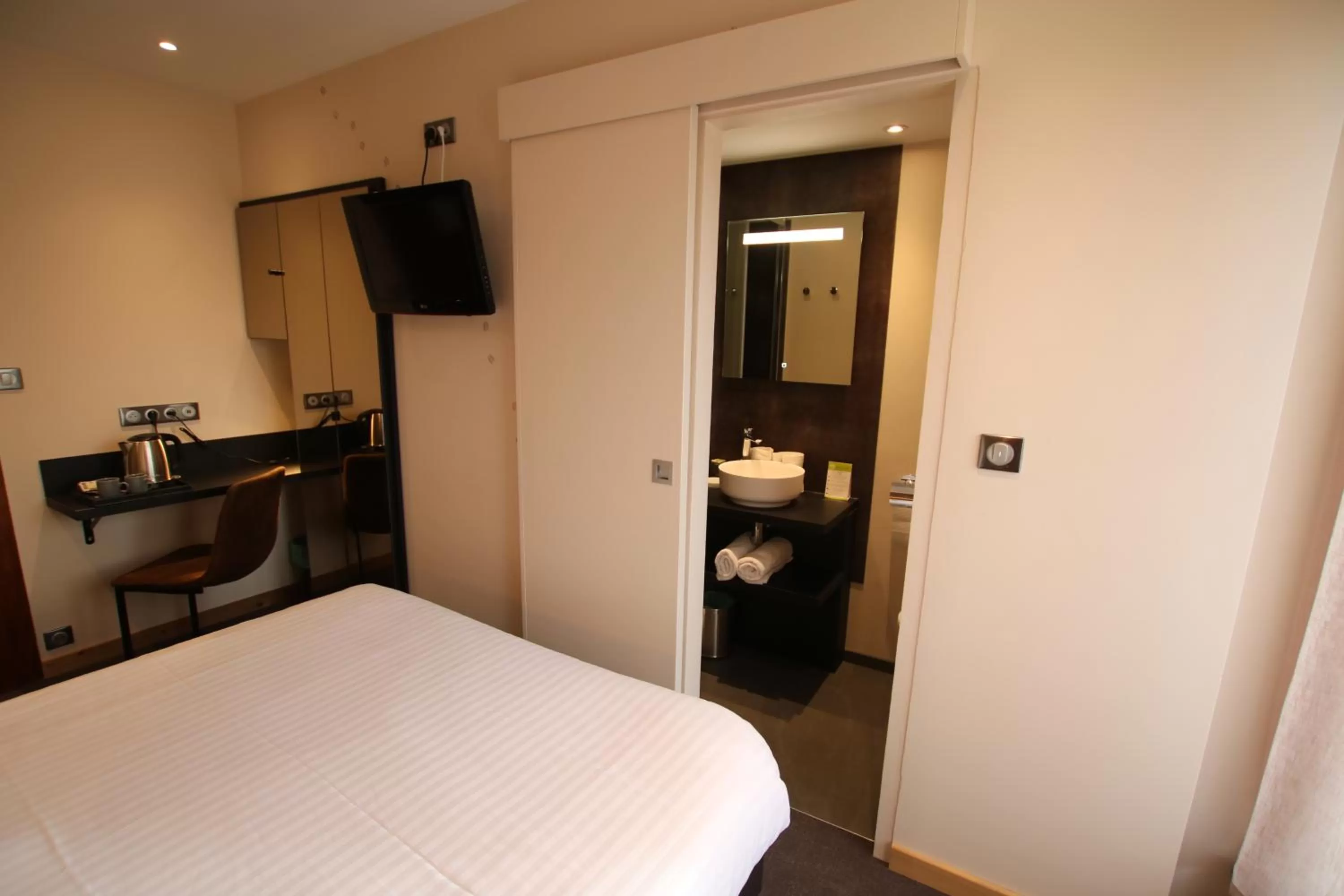 Photo of the whole room, Bed in Les Loges Du Parc